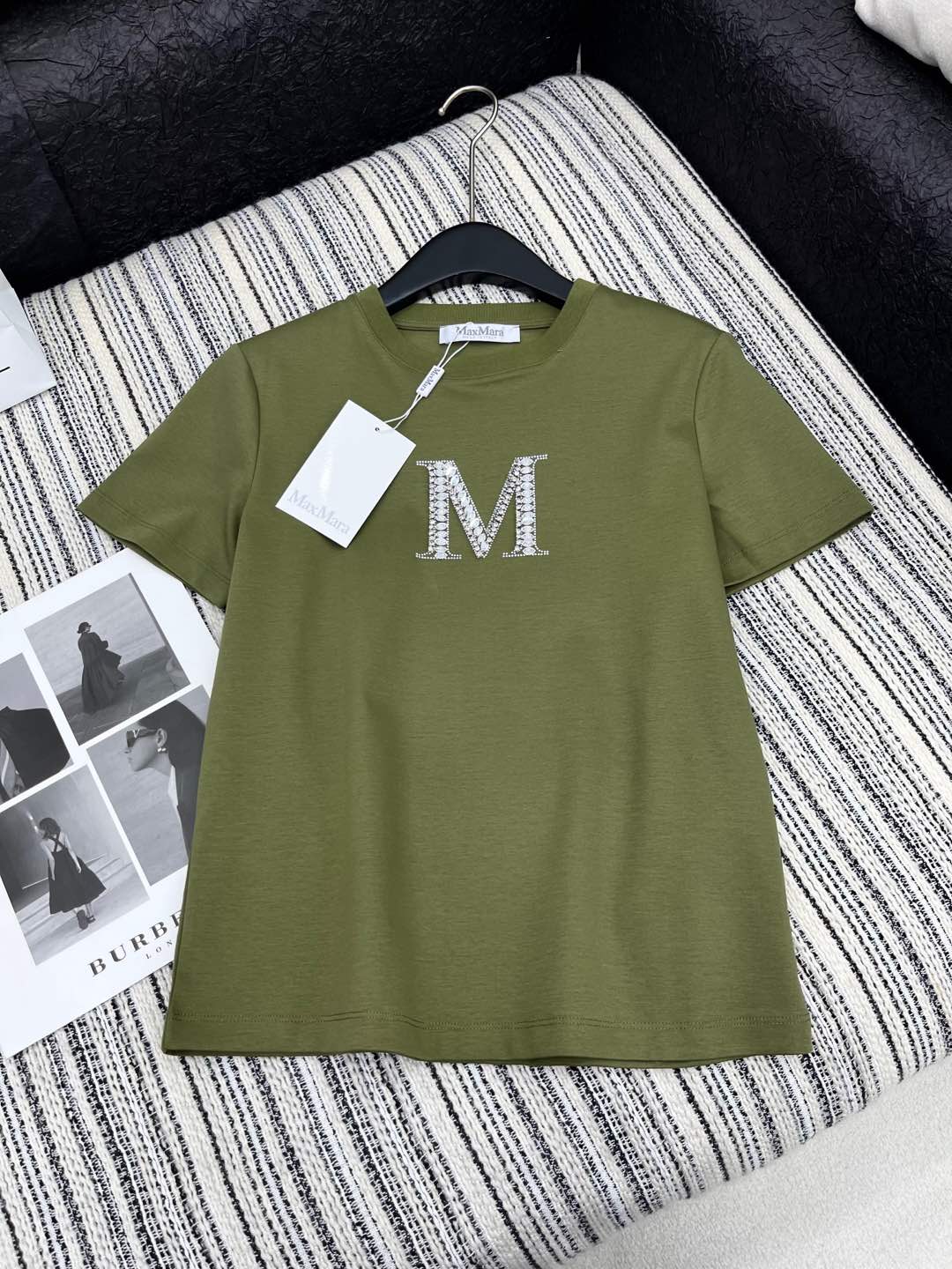🛒𝐍𝐄𝐖 · 𝟐𝟎𝟐5/爆款现货

原单品质 Max*｜25新品订珠短袖T恤
精致常规版型上身巨显瘦！
