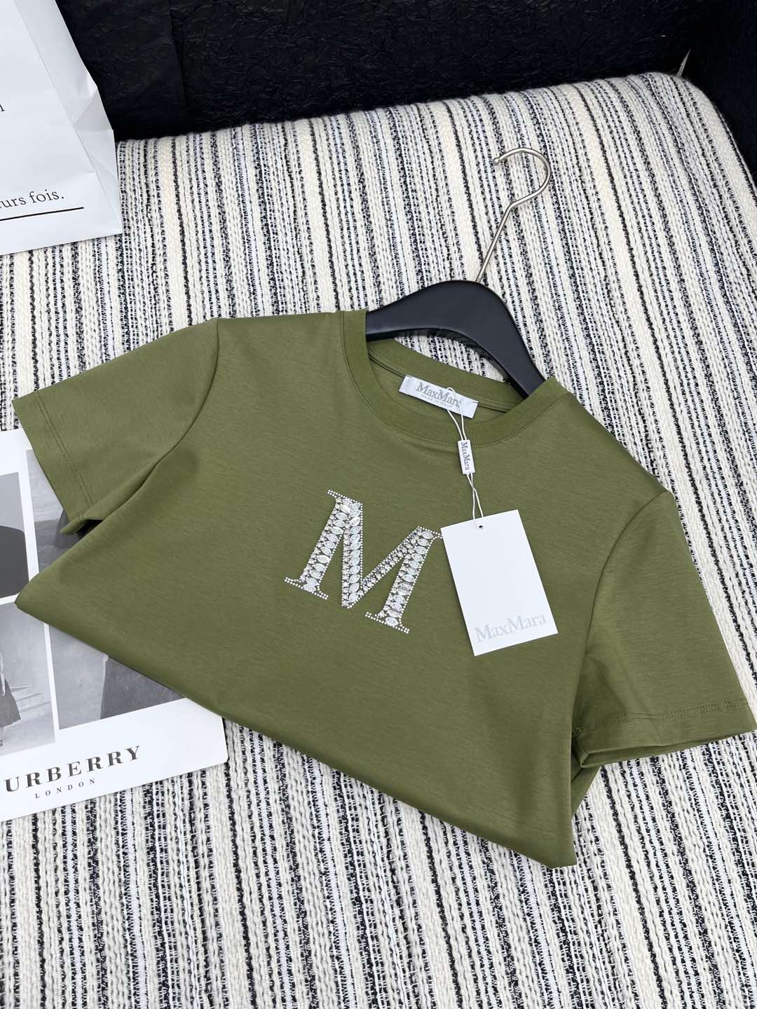 🛒𝐍𝐄𝐖 · 𝟐𝟎𝟐5/爆款现货

原单品质 Max*｜25新品订珠短袖T恤
精致常规版型上身巨显瘦！
