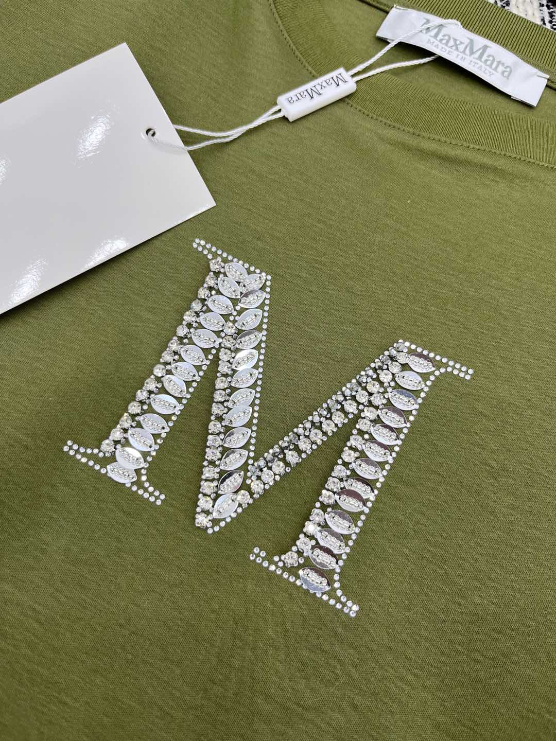 🛒𝐍𝐄𝐖 · 𝟐𝟎𝟐5/爆款现货

原单品质 Max*｜25新品订珠短袖T恤
精致常规版型上身巨显瘦！
