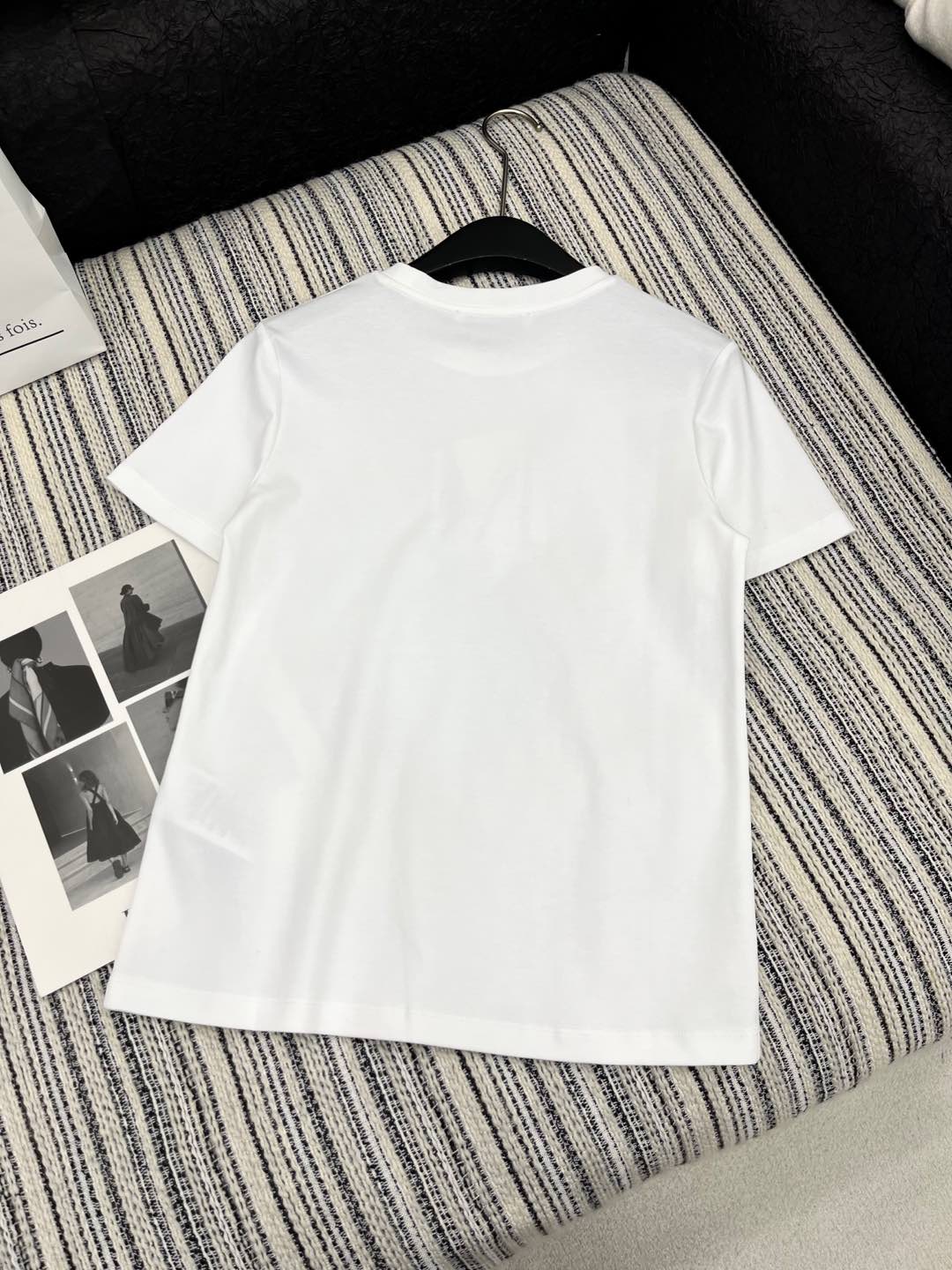 🛒𝐍𝐄𝐖 · 𝟐𝟎𝟐5/爆款现货

原单品质 Max*｜25新品订珠短袖T恤
精致常规版型上身巨显瘦！
