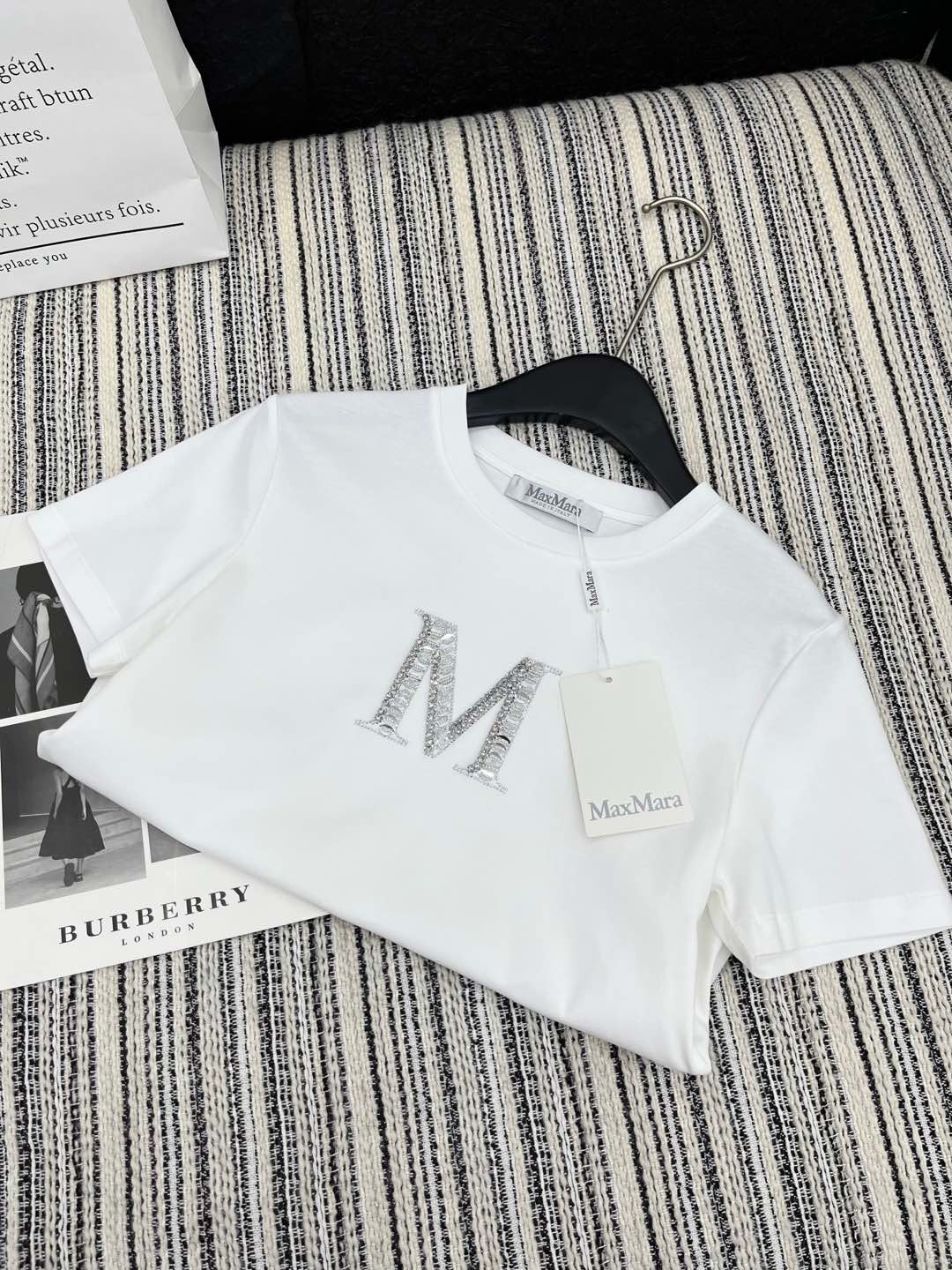 🛒𝐍𝐄𝐖 · 𝟐𝟎𝟐5/爆款现货

原单品质 Max*｜25新品订珠短袖T恤
精致常规版型上身巨显瘦！
