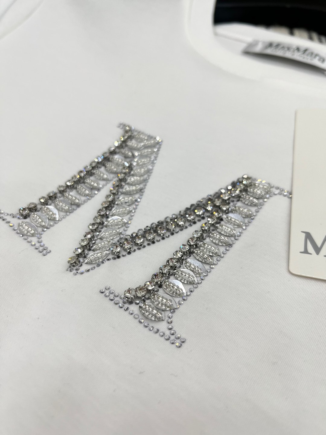 🛒𝐍𝐄𝐖 · 𝟐𝟎𝟐5/爆款现货

原单品质 Max*｜25新品订珠短袖T恤
精致常规版型上身巨显瘦！

