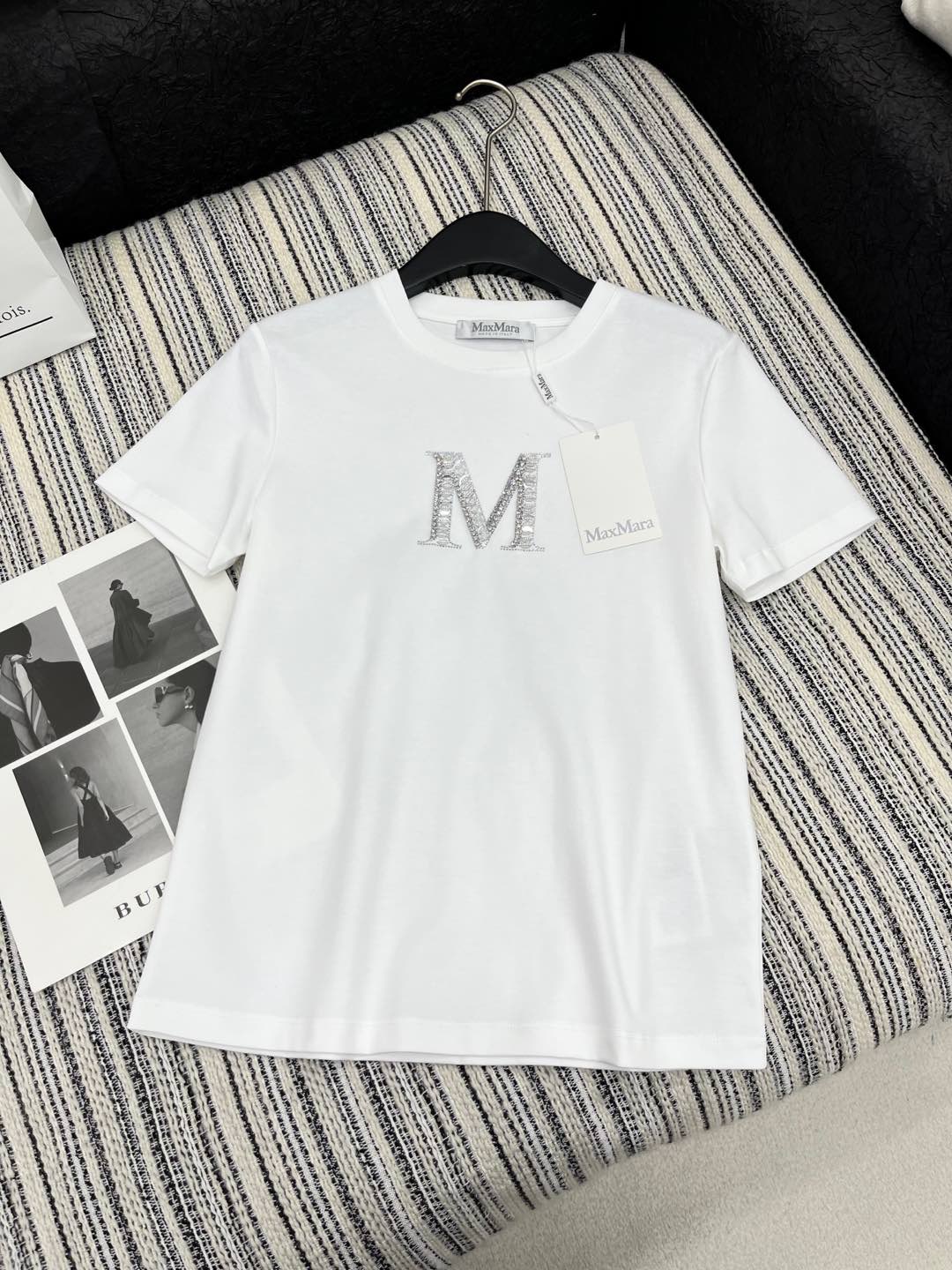 🛒𝐍𝐄𝐖 · 𝟐𝟎𝟐5/爆款现货

原单品质 Max*｜25新品订珠短袖T恤
精致常规版型上身巨显瘦！

