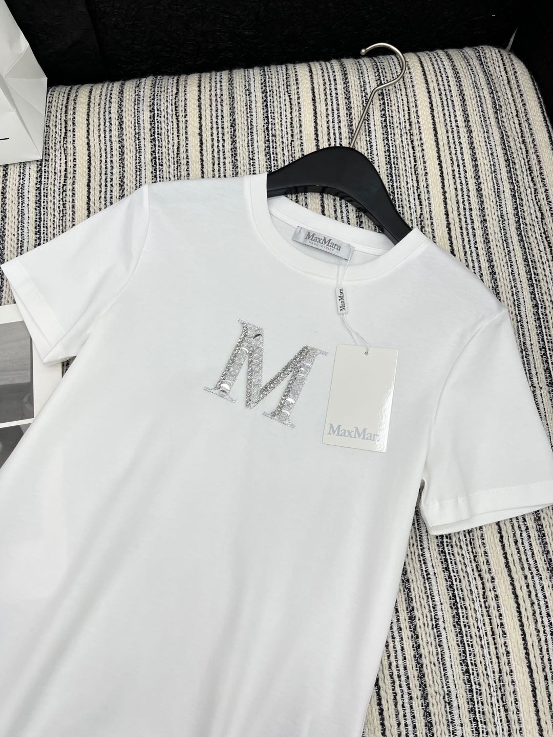🛒𝐍𝐄𝐖 · 𝟐𝟎𝟐5/爆款现货

原单品质 Max*｜25新品订珠短袖T恤
精致常规版型上身巨显瘦！
