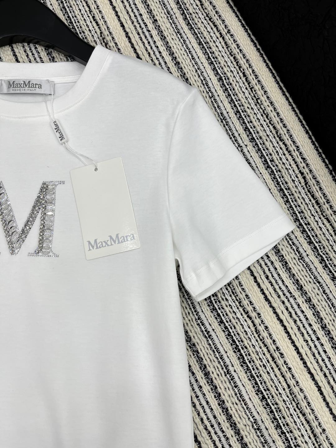 🛒𝐍𝐄𝐖 · 𝟐𝟎𝟐5/爆款现货

原单品质 Max*｜25新品订珠短袖T恤
精致常规版型上身巨显瘦！
