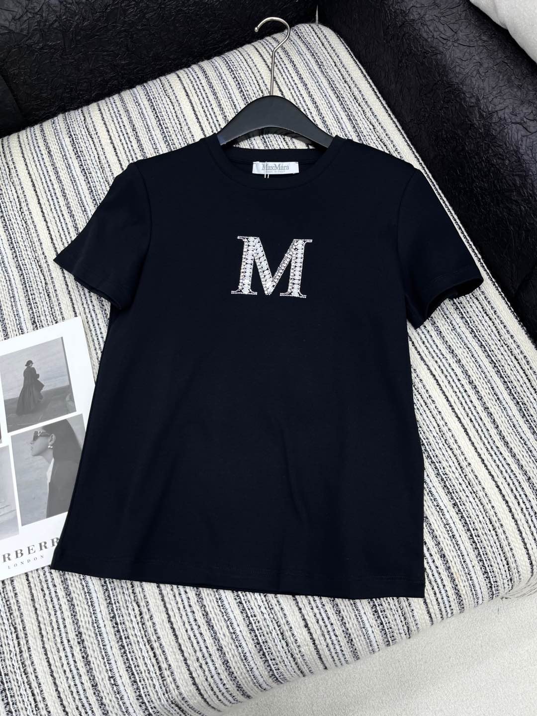 🛒𝐍𝐄𝐖 · 𝟐𝟎𝟐5/爆款现货

原单品质 Max*｜25新品订珠短袖T恤
精致常规版型上身巨显瘦！
