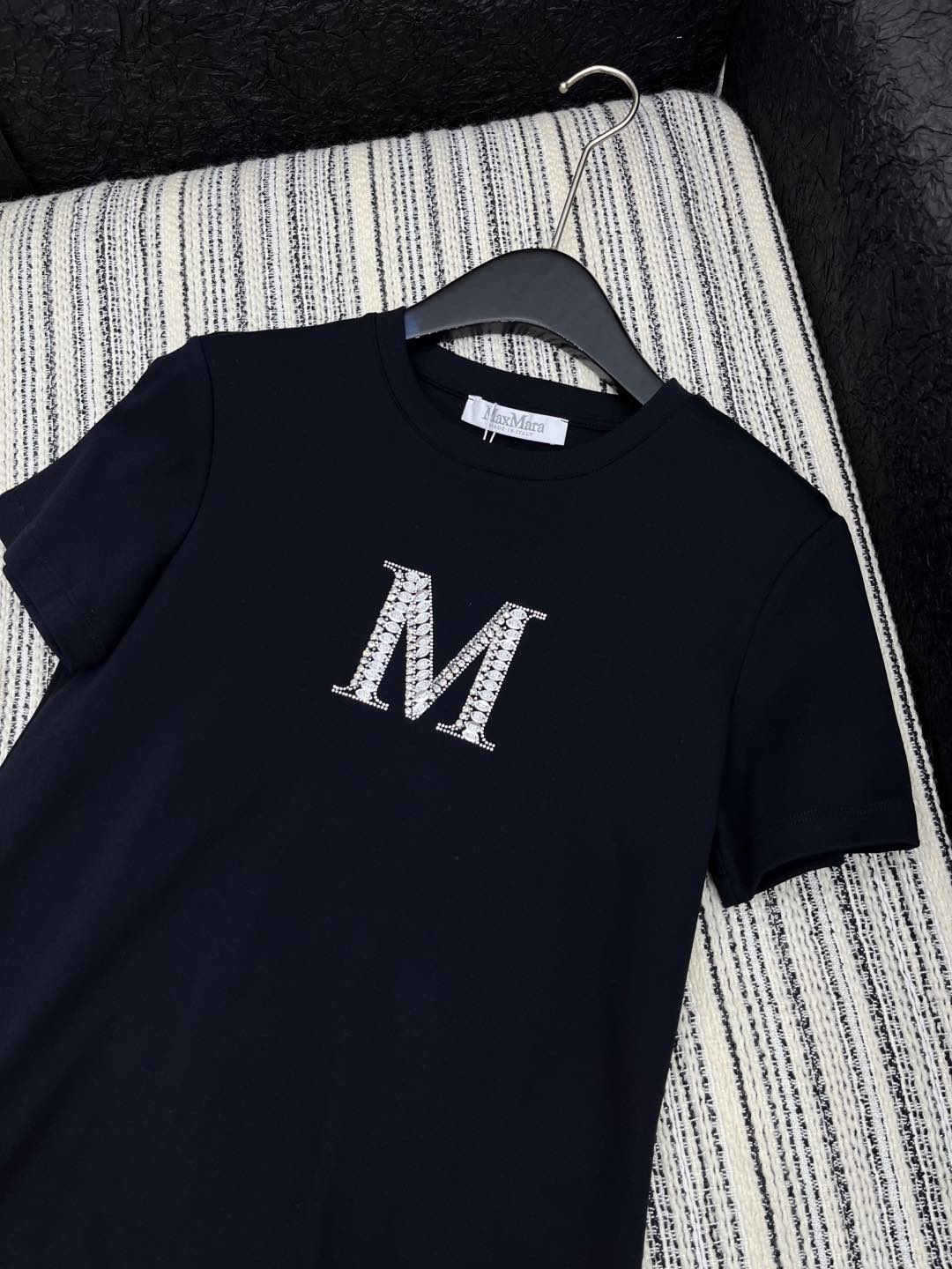 🛒𝐍𝐄𝐖 · 𝟐𝟎𝟐5/爆款现货

原单品质 Max*｜25新品订珠短袖T恤
精致常规版型上身巨显瘦！
