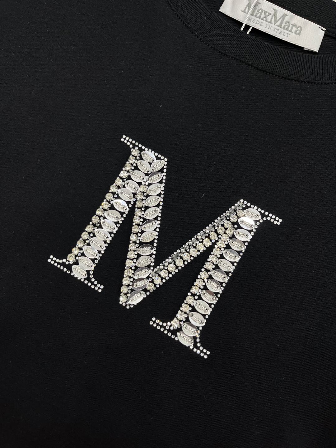 🛒𝐍𝐄𝐖 · 𝟐𝟎𝟐5/爆款现货

原单品质 Max*｜25新品订珠短袖T恤
精致常规版型上身巨显瘦！
