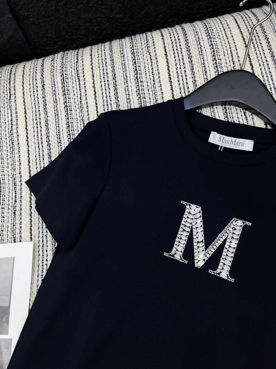 🛒𝐍𝐄𝐖 · 𝟐𝟎𝟐5/爆款现货

原单品质 Max*｜25新品订珠短袖T恤
精致常规版型上身巨显瘦！
