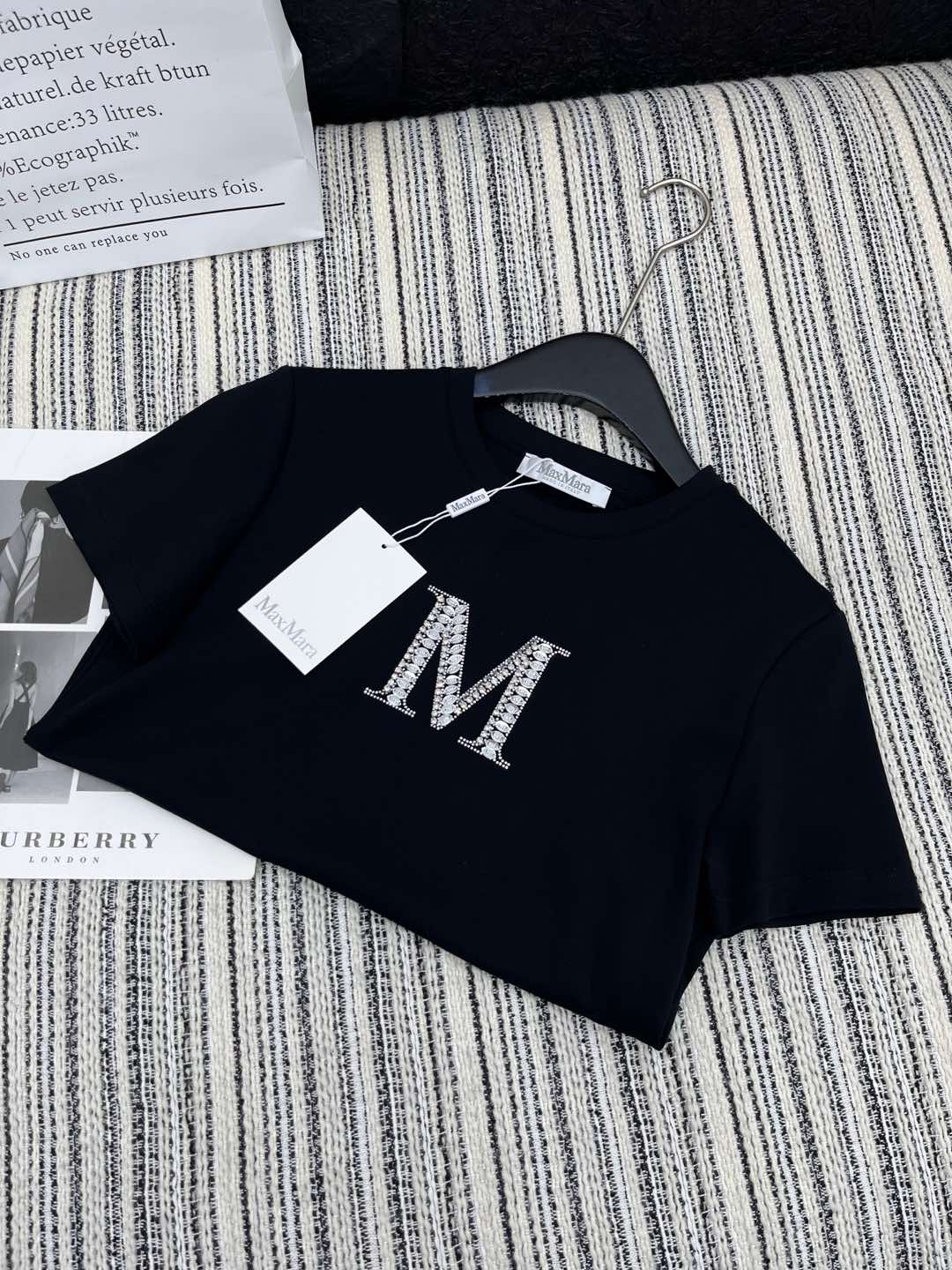 🛒𝐍𝐄𝐖 · 𝟐𝟎𝟐5/爆款现货

原单品质 Max*｜25新品订珠短袖T恤
精致常规版型上身巨显瘦！
