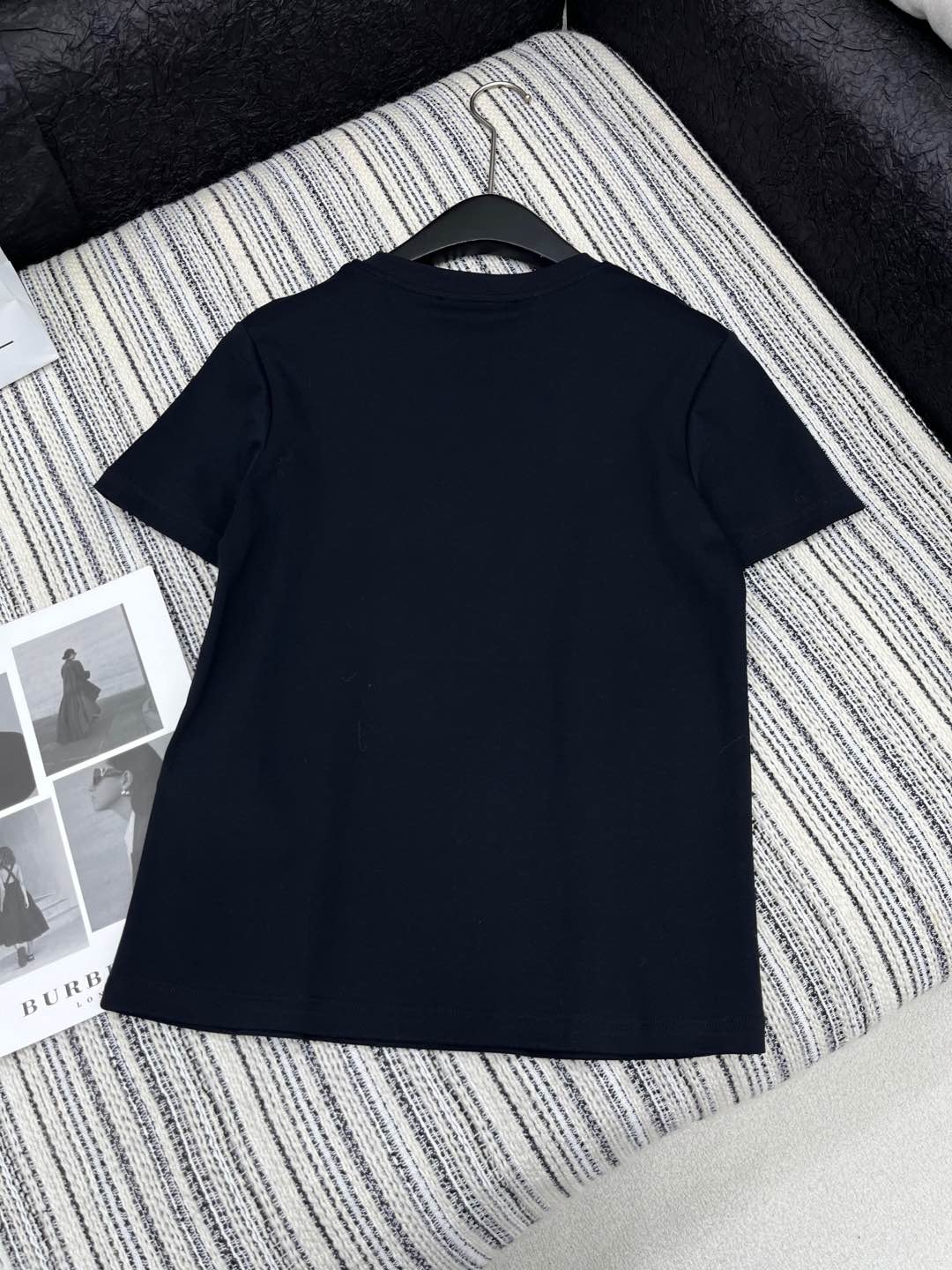 🛒𝐍𝐄𝐖 · 𝟐𝟎𝟐5/爆款现货

原单品质 Max*｜25新品订珠短袖T恤
精致常规版型上身巨显瘦！
