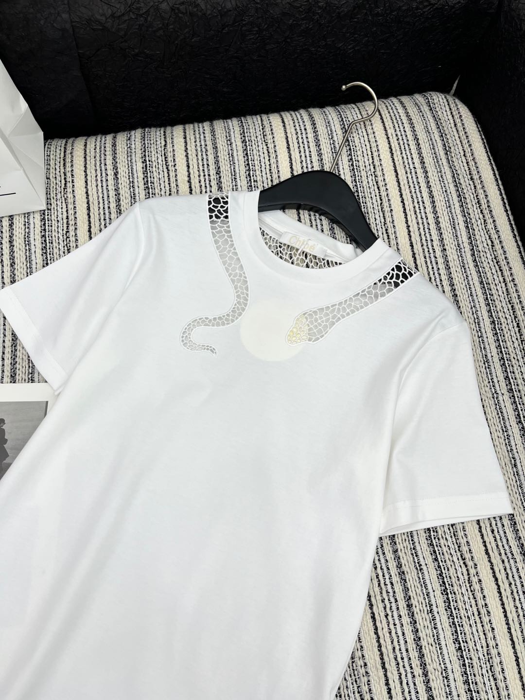 🛒𝐍𝐄𝐖 · 𝟐𝟎𝟐5/爆款现货

原单品质 Chlo*｜25蛇年限定新品镂空刺绣短袖T恤
精致常规版型