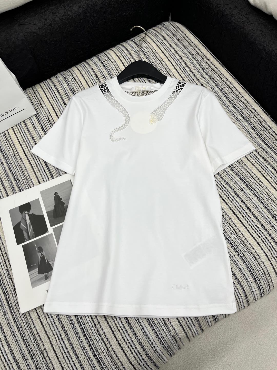 🛒𝐍𝐄𝐖 · 𝟐𝟎𝟐5/爆款现货

原单品质 Chlo*｜25蛇年限定新品镂空刺绣短袖T恤
精致常规版型