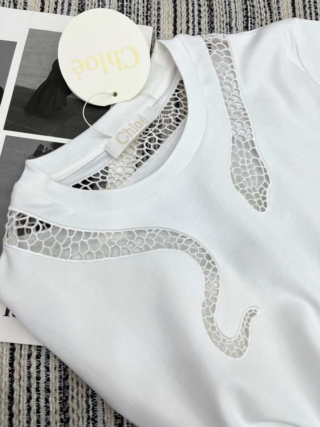 🛒𝐍𝐄𝐖 · 𝟐𝟎𝟐5/爆款现货

原单品质 Chlo*｜25蛇年限定新品镂空刺绣短袖T恤
精致常规版型