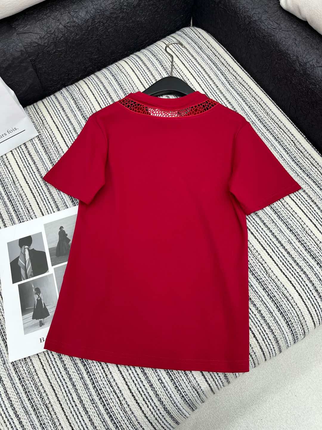 🛒𝐍𝐄𝐖 · 𝟐𝟎𝟐5/爆款现货

原单品质 Chlo*｜25蛇年限定新品镂空刺绣短袖T恤
精致常规版型