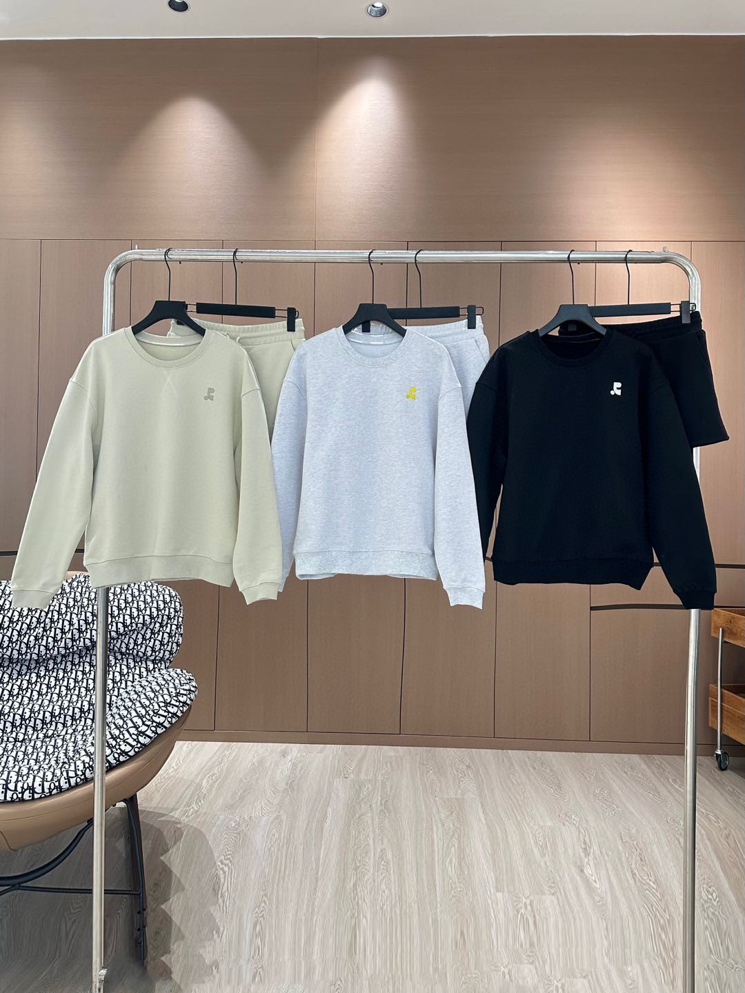 NO:315254,5/Furthermore spot original order quality Niche *｜25 Spring and Summer New Product Set!  High-end customized round-neck sweatshirt, paired with elastic waist skirts, minimalist style, French elegant lazy style, casual and fashionable!  The three-dimensional tailoring version can be sweet and salty to reduce the age-reducing girlish style. Various ways to wear it are versatile and slim and tall!  Highly recommend your own version!  Imported high-density pure cotton fabric has a silky texture!  Workmanship quality depends on details Green｜Gray｜Black S M L,,hoodie,sweatshirts,skirts,alexander wang198609095/爆款现货原单品质 小众*｜25春夏新品套装！ 高端定制圆领卫衣,搭配松紧腰裤裙极简主义风法式优雅的慵懒风,休闲又时髦！ 立体剪裁版版型可甜可盐减龄少女风. 多种穿法百搭上身显瘦又高挑！ 强烈推荐自留款！ 进口高密度纯棉面料丝滑质感超赞！ 做工品质看细节 绿色｜灰色｜黑色 S M L,,hoodie,sweatshirts,skirts,alexander wang,Women's clothing