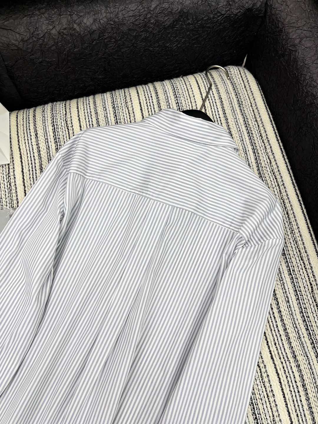 High-End Women’s Clothing: New Cartoon Striped Shirt with Classic Design - 图片 8