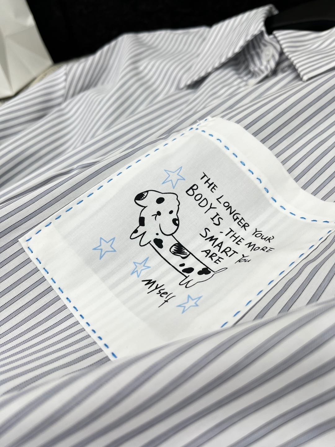 High-End Women’s Clothing: New Cartoon Striped Shirt with Classic Design - 图片 5