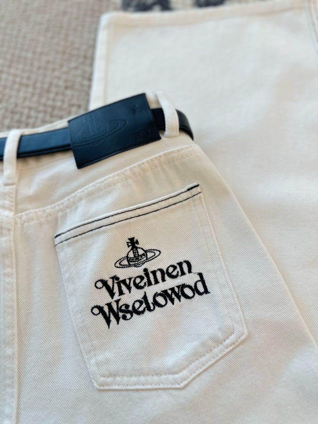 2025 New High Quality Women’s Clothes with Customized Belt and Decorated Jeans - 图片 3