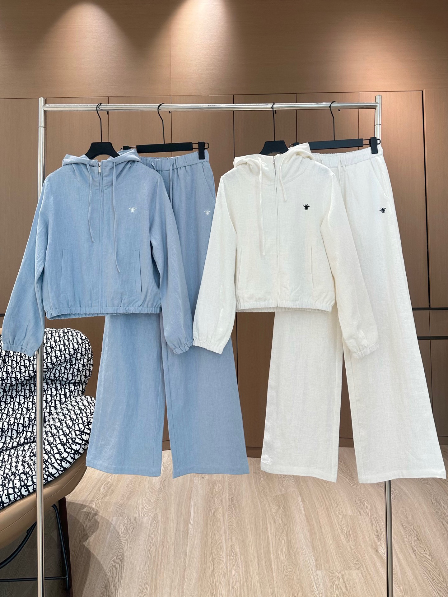 NO:315316,5/Hot-spot stock Original quality Dio*｜Classic old money style suit Customized linen fabric, embroidered jacket and casual trousers in a hat. Just the right amount of looseness. Clean and neat cut. Even without extra gimmick decoration, you can easily show your own temperament of being either rich or noble. Use simple and exquisite details to show your unique taste style and create a relaxed and comfortable daily outfit. It is highly recommended to keep your own style!  Workmanship quality depends on details. Beige｜Blue S M L,,dior,jackets & coats,hats,alexander wang198609095/爆款现货 原单品质 Dio*｜经典老钱风套装 定制亚麻面料,戴帽刺绣外套休闲长裤 恰到好处的松量 干净利落的裁剪 即便没有多余的噱头装饰 亦能轻松展露自身非富即贵的气质 用简约精美的细节设计 来彰显独特的品味格调 塑造出一种轻松自在的日常穿搭 强烈推荐自留款！做工品质看细节 米白｜蓝色 S M L,,dior,jackets & coats,hats,alexander wang,Women's clothing