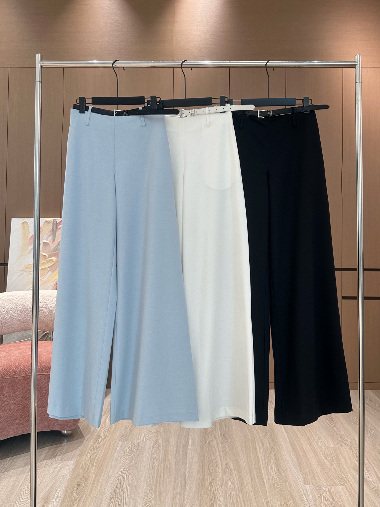 NO:314127,Niche*｜25 new wide-leg casual pants [with custom belt] versatile colors, high-end and simple and fashionable, full of high-end and casual visual feast, a versatile item that must be bought in all seasons, customized fabrics, great texture, full of lazy style, goddess must be a magical tool!  The style is versatile and not picky. It stretches the line proportions and makes the upper body beautiful!  Workmanship quality depends on details Black | White | Blue SML,,alexander wang19860909小众*｜25新款阔腿休闲裤【配定制腰带】 颜色百搭高级 简约时尚尽显高级随意感 视觉盛宴 四季必入的百搭单品 订制面料,质感巨好,慵懒范儿十足 女神必入神器！ 版型百搭不挑人 拉长线条比例 上身美的不要不要的！ 做工品质看细节 黑色｜白色｜蓝色 SML,,alexander wang,Women's clothing