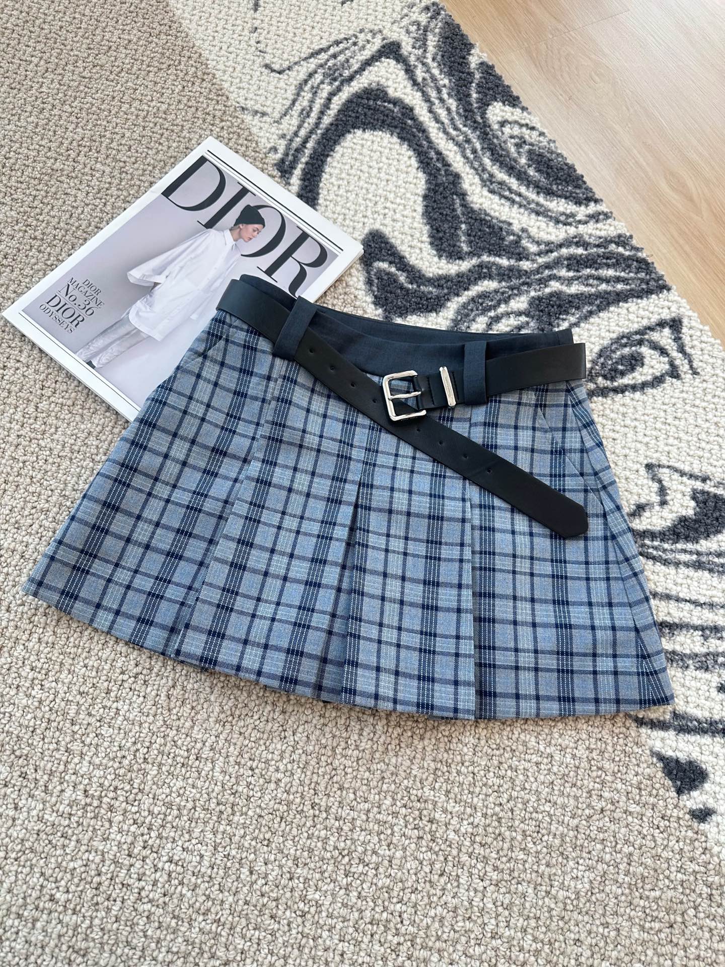NO:314139,Miu Mi*｜25 new plaid pleated skirt [with customized belt] A single series, a goddess of temperament must be included, full of high-end feeling, classic tailoring, pleated skirt, visual slimming and high-end, lengthening the body proportions, strength to cover the flesh and make you look thin!  Eternal classics are absolutely not to be missed. It is fashionable in capital with any style. It is extremely practical and has a perfect fit. It is full of comfort. Plaid SML,,miumiu, skirts,alexander wang19860909Miu Mi*｜25新款格纹百褶半裙【配定制腰带】 爆单系列款 气质女神必入 满满的高级感 经典剪裁 百褶裙摆 视觉显瘦显高 拉长身材比例 实力遮肉显瘦！永恒经典是绝对不可错过的 搭配任何风格都是大写的时髦 实穿度极高 舒适度满分 格纹 SML,,miumiu,skirts,alexander wang,Women's clothing