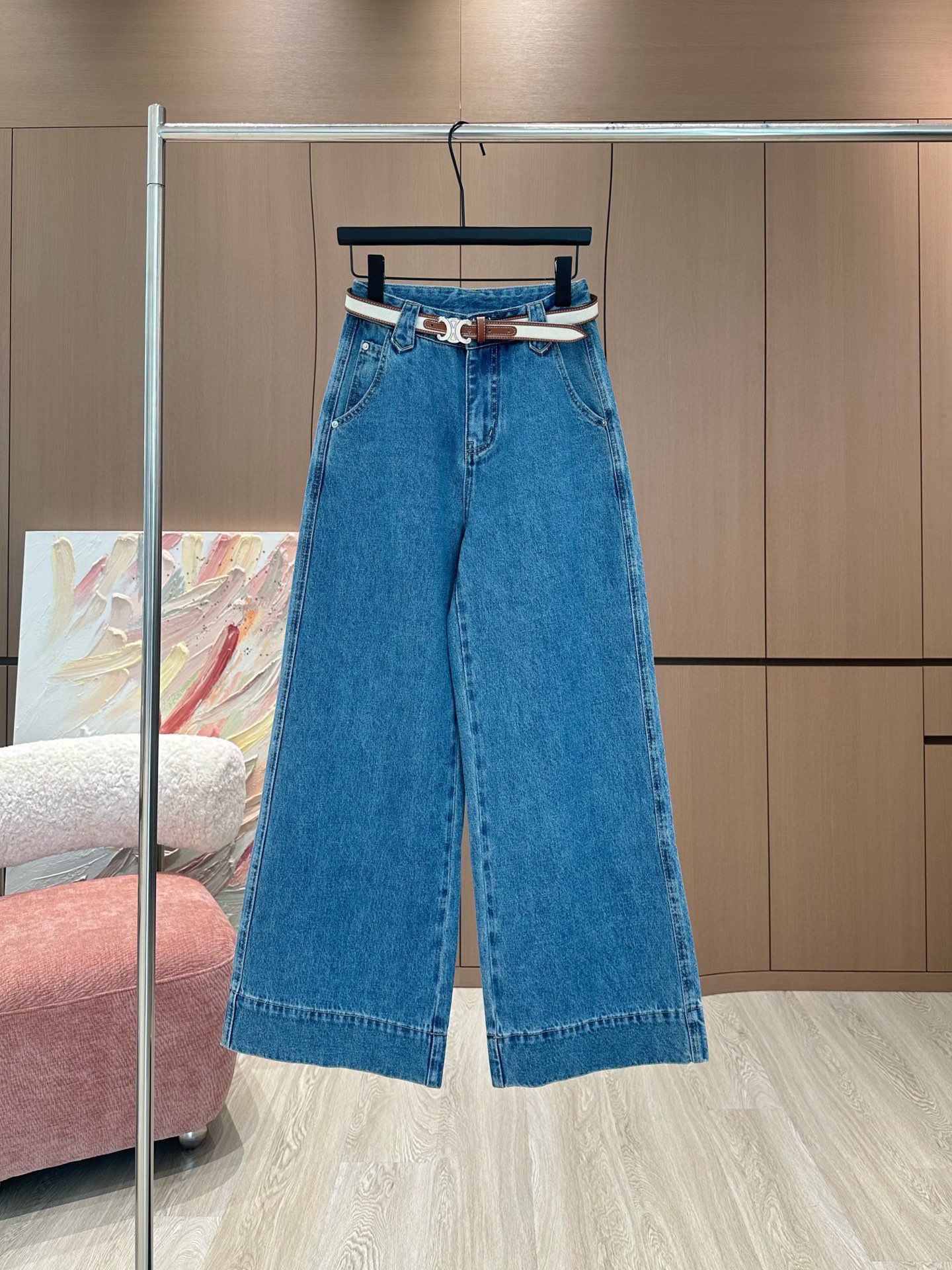 NO:314131,Celin*｜Tribute straight jeans [with custom belt] Use high-end custom fabrics, denim is very comfortable to wear, regular design, good inclusiveness, contrasting letter webbing decoration, add visual charm, and the pattern of the pants will be very delicate, which is a very good fabric. Stretch denim has good moisture absorption and breathability, the cloth is soft and the feel is very smooth, making it a favorite choice for everyone. Blue SML, celine, jeans, alexander wang19860909Celin*｜凯旋扣直筒牛仔裤【配定制腰带】 采用高端定制面料,牛仔穿起来非常舒适,常规设计,包容性好,撞色字母织带装饰 增添视觉魅力,而且裤子的纹路会非常细腻,是非常好的面料 弹力牛仔具有良好的吸湿性和透气性,布面光泽柔和,手感也非常细滑,成为众人最爱的选择 蓝色 SML,,celine,jeans,alexander wang,Women's clothing