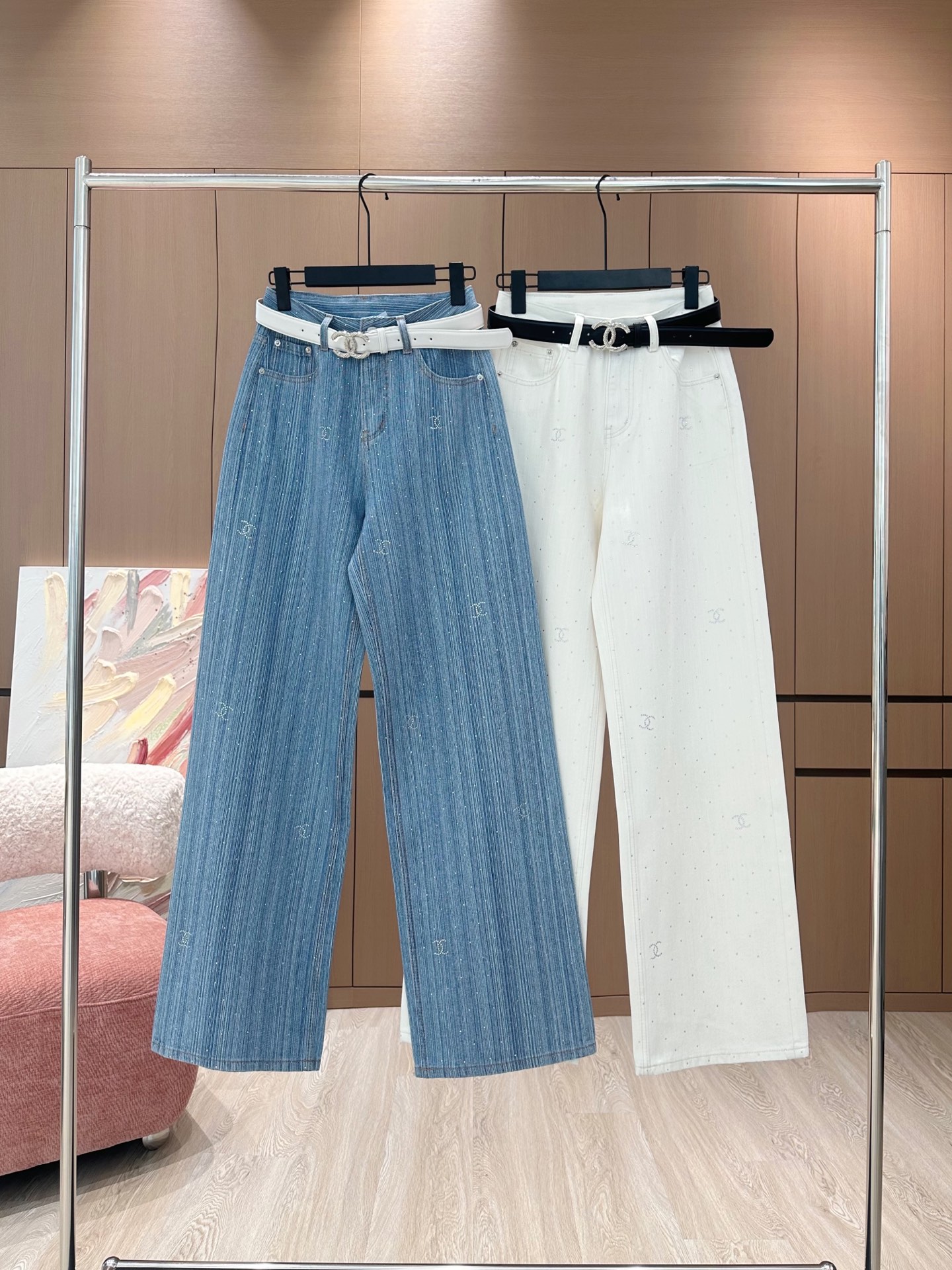 NO:314137,Chane* small fragrance | Sharpened diamond straight jeans [with custom belt] Use high-end custom fabrics, denim is very comfortable to wear, regular design, good inclusiveness, Bling letter diamond decoration adds visual charm, and the pattern of the pants will be very delicate, which is a very good fabric. Stretch denim has good moisture absorption and breathability, the cloth is soft and the feel is very smooth, making it a favorite choice for everyone. Blue | White, chanel, jeans, alexander wang19860909Chane*小香｜烫钻直筒牛仔裤【配定制腰带】 采用高端定制面料,牛仔穿起来非常舒适,常规设计,包容性好,Bling字母钻装饰 增添视觉魅力,而且裤子的纹路会非常细腻,是非常好的面料 弹力牛仔具有良好的吸湿性和透气性,布面光泽柔和,手感也非常细滑,成为众人最爱的选择 蓝色｜白色,,chanel,jeans,alexander wang,Women's clothing