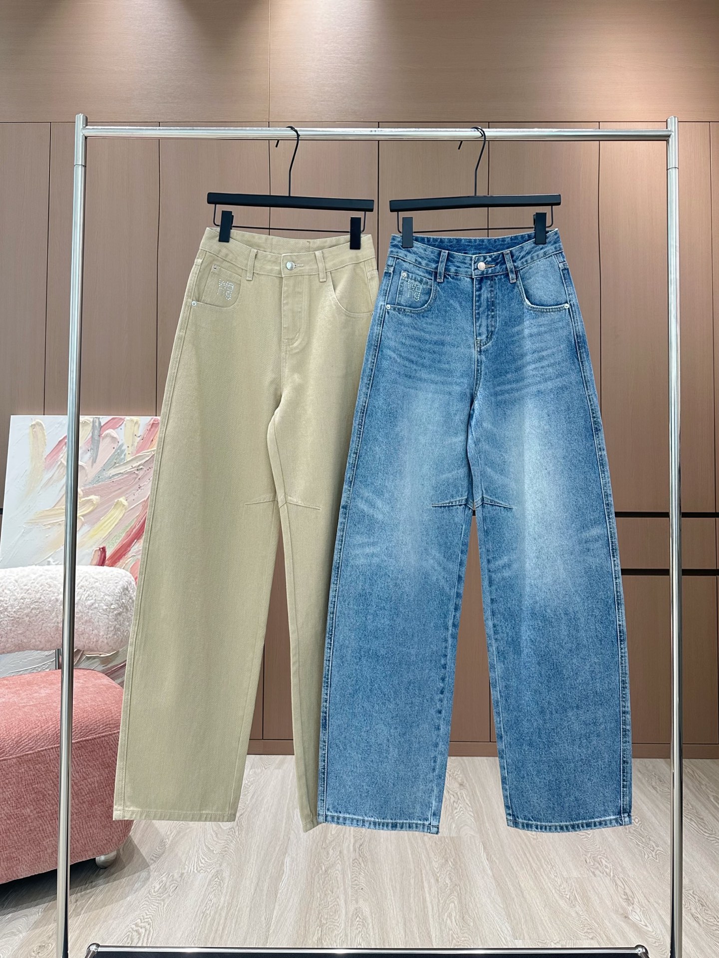 NO:314133,Alex*Wang King｜Goddess Same Sicky Jeans This jeans are made of high-quality fabrics, craftsmanship and gradient color washing, bling diamonds. The crisp style is combined with a personalized design, and exclusive brand accessories are decorated to make you the most unique existence. Whether it is a trendy frontline or daily leisure, it can make your matching full of innovation. Create your exclusive style and show your personality. Blue | Coffee SML,,alexander wang,jeans,alexander wang19860909Alex*Wang大王｜女神同款镰刀牛仔裤 这款牛仔裤选用优质面料,工艺渐变色洗水,bling烫钻 挺括的版型与个性的设计相结合,专属品牌配件装饰,让你成为最独特的存在. 无论是潮流前线还是日常休闲,它都能让您的搭配充满新意.打造你的专属风格,尽情展现个性. 蓝色｜咖色 SML,,alexander wang,jeans,alexander wang,Women's clothing