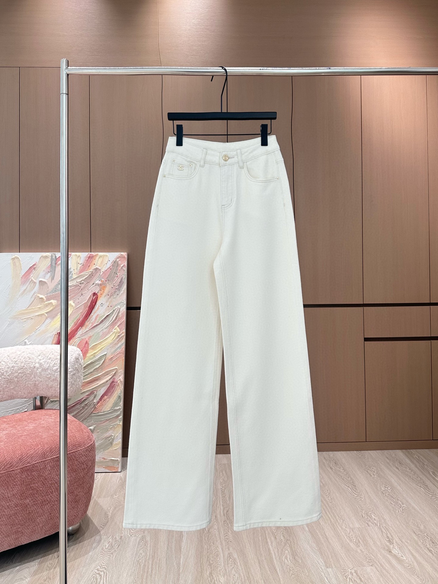 NO:314135,Chane* Xiaoxiang | Lao Qianfeng straight braided jeans adopt the latest element style - soft big brand fabrics designed a pair of old Qianfeng casual pants that are so unique... Grained visual effect Latest fabrics Metal products decoration Fashion and versatile Temperament White SML, Chanel, jeans, alexander wang19860909Chane*小香｜老钱风直筒编织料牛仔裤 采用最新元素风- 柔软大牌面料 设计出一条如此与众不同的老钱风休闲裤… 颗粒感视觉效果 最新面料 金属制品装饰 时尚百搭 气质感拿捏 白色 SML,,chanel,jeans,alexander wang,Women's clothing