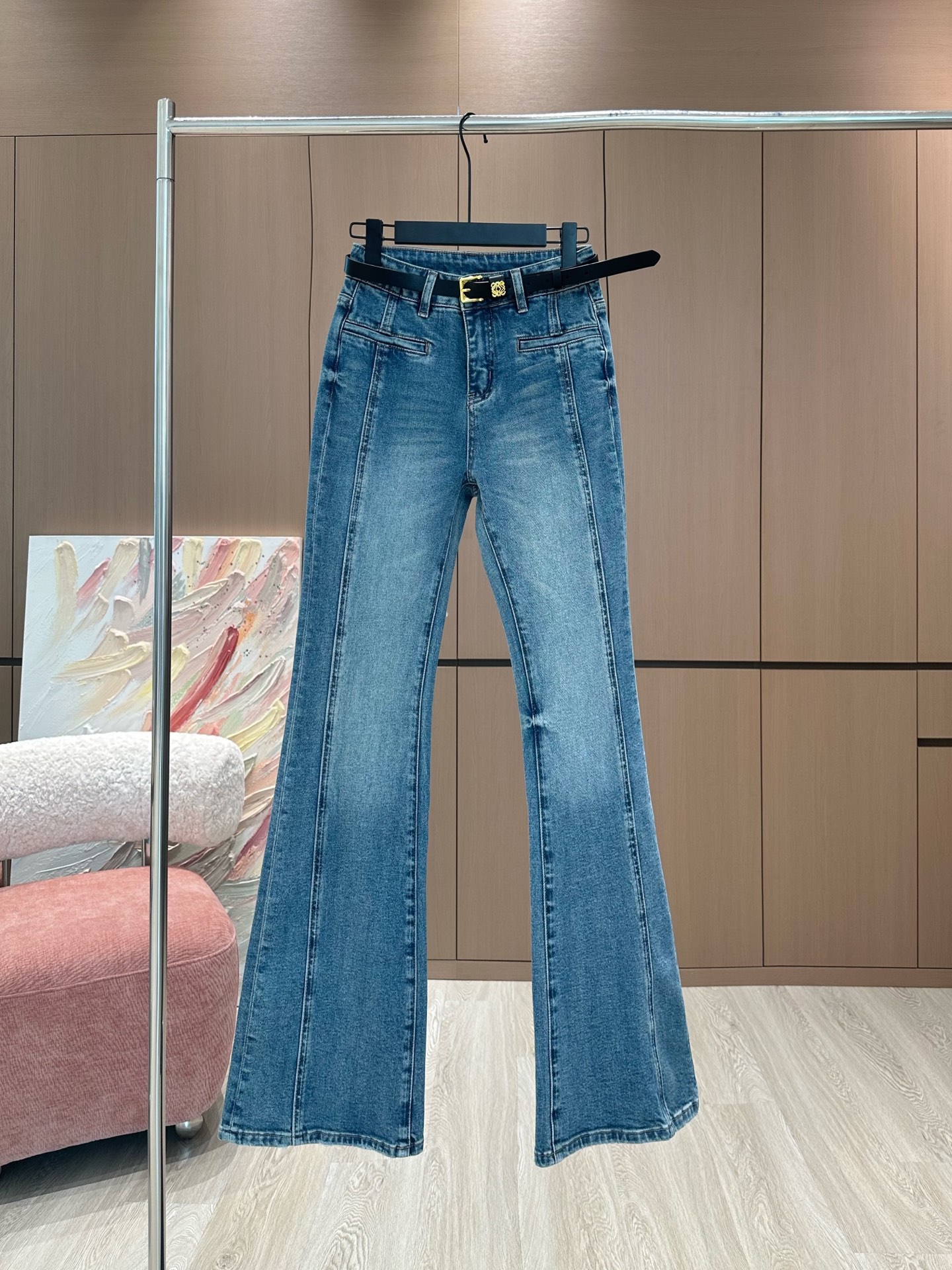 NO:314155,Designer | Goddess's same style of hot diamond jeans. This jeans are made of high-quality fabrics, fit the skin, and are as comfortable as the second layer of skin. The crisp style and personalized design are combined with exclusive small decorations, making you the most unique existence. Whether it is a trendy frontline or daily leisure, it can make your matching full of innovation. Create your exclusive style and show your personality. Blue | White SML, jeans, alexander wang19860909设计师｜女神同款烫钻微喇牛仔裤 这款牛仔裤选用优质面料,贴合肌肤,如同第二层皮肤般舒适.挺括的版型与个性的设计相结合,专属小装饰,让你成为最独特的存在. 无论是潮流前线还是日常休闲,它都能让您的搭配充满新意.打造你的专属风格,尽情展现个性. 蓝色｜白色 SML,,jeans,alexander wang,Women's clothing