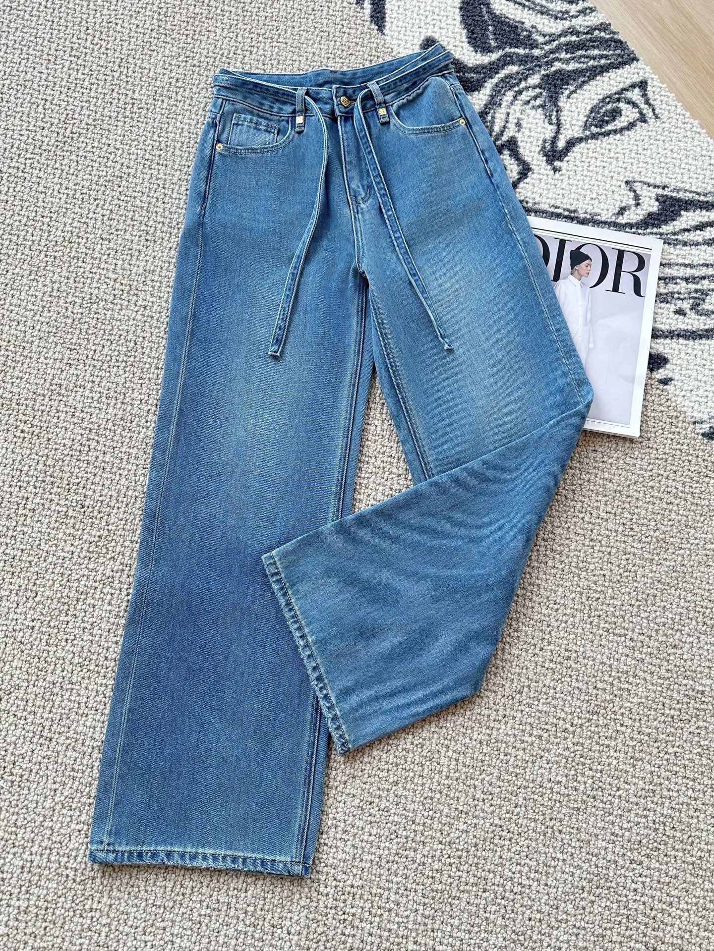 NO:314149,Loe *｜2025 drawstring jeans Customized YB twill cotton denim material Gradient color process Presents three-dimensional effect Elegant and elegant temperament Customized leather brand straight trousers cut The lines at the back waist complement each other The curved pocket highlights the waist lines Fashionable and eye-catching Everyday commuting Can be matched with any item Customized surface accessories Definite version Blue SML AA2,,loewe,jeans,alexander wang19860909Loe *｜2025抽绳牛仔裤 定制YB斜纹棉牛仔材质 渐变色工艺处理 呈现立体效果 高雅显气质 订制皮牌直筒长裤剪裁 后腰处线条呼应相得益彰 弧形口袋凸显腰部线条 时髦吸睛 日常通勤都 可搭配任何单品 定制面辅料 认准版本 蓝色 SML AA2,,loewe,jeans,alexander wang,Women's clothing