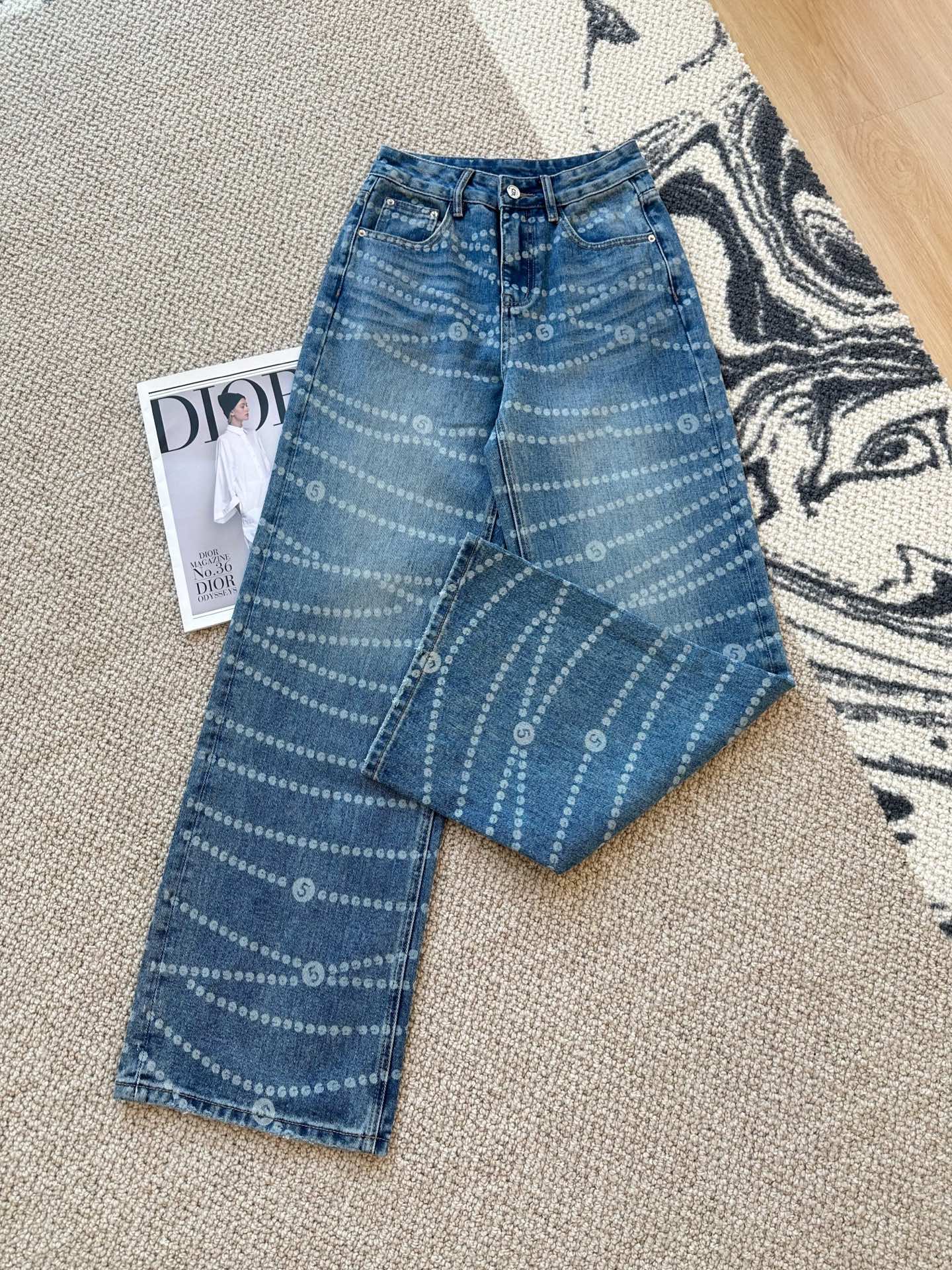 NO:314146,Chan *｜2025 printed jeans Customized YB twill cotton denim material Gradient color process Presents three-dimensional effect Elegant and elegant temperament Customized leather brand straight trousers cut The lines at the back waist complement each other The curved pocket highlights the waist lines Fashionable and eye-catching Everyday commuting Can be matched with any item Customized surface accessories Definite version Blue SML, chanel, jeans, alexander wang19860909Chan *｜2025印花牛仔裤 定制YB斜纹棉牛仔材质 渐变色工艺处理 呈现立体效果 高雅显气质 订制皮牌直筒长裤剪裁 后腰处线条呼应相得益彰 弧形口袋凸显腰部线条 时髦吸睛 日常通勤都 可搭配任何单品 定制面辅料 认准版本 蓝色 SML,,chanel,jeans,alexander wang,Women's clothing