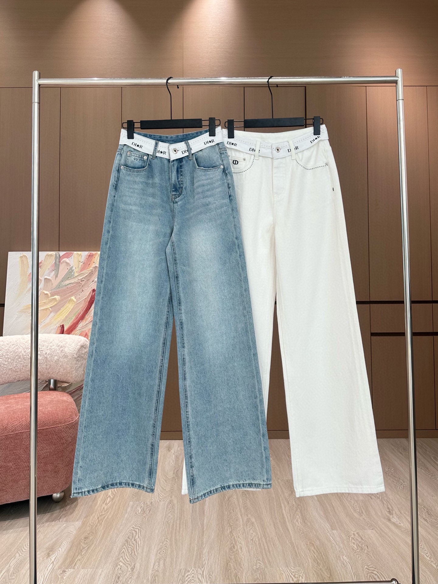 NO:315312,5/Hot-spot original single quality Dio*｜Straight webbing gradient color jeans Use high-end custom fabrics, denim is very comfortable to wear, regular design, good inclusiveness, contrasting letter webbing decoration adds visual charm, and the pattern of the pants will be very delicate, which is a very good fabric. Stretch denim has good moisture absorption and breathability, the cloth is soft and the feel is also very smooth, making it a favorite choice for everyone. Blue｜White S M L,,dior,jeans,alexander wang198609095/爆款现货 原单品质 Dio*｜直筒织带渐变色牛仔裤 采用高端定制面料,牛仔穿起来非常舒适,常规设计,包容性好,撞色字母织带装饰 增添视觉魅力,而且裤子的纹路会非常细腻,是非常好的面料 弹力牛仔具有良好的吸湿性和透气性,布面光泽柔和,手感也非常细滑,成为众人最爱的选择 蓝色｜白色 S M L,,dior,jeans,alexander wang,Women's clothing