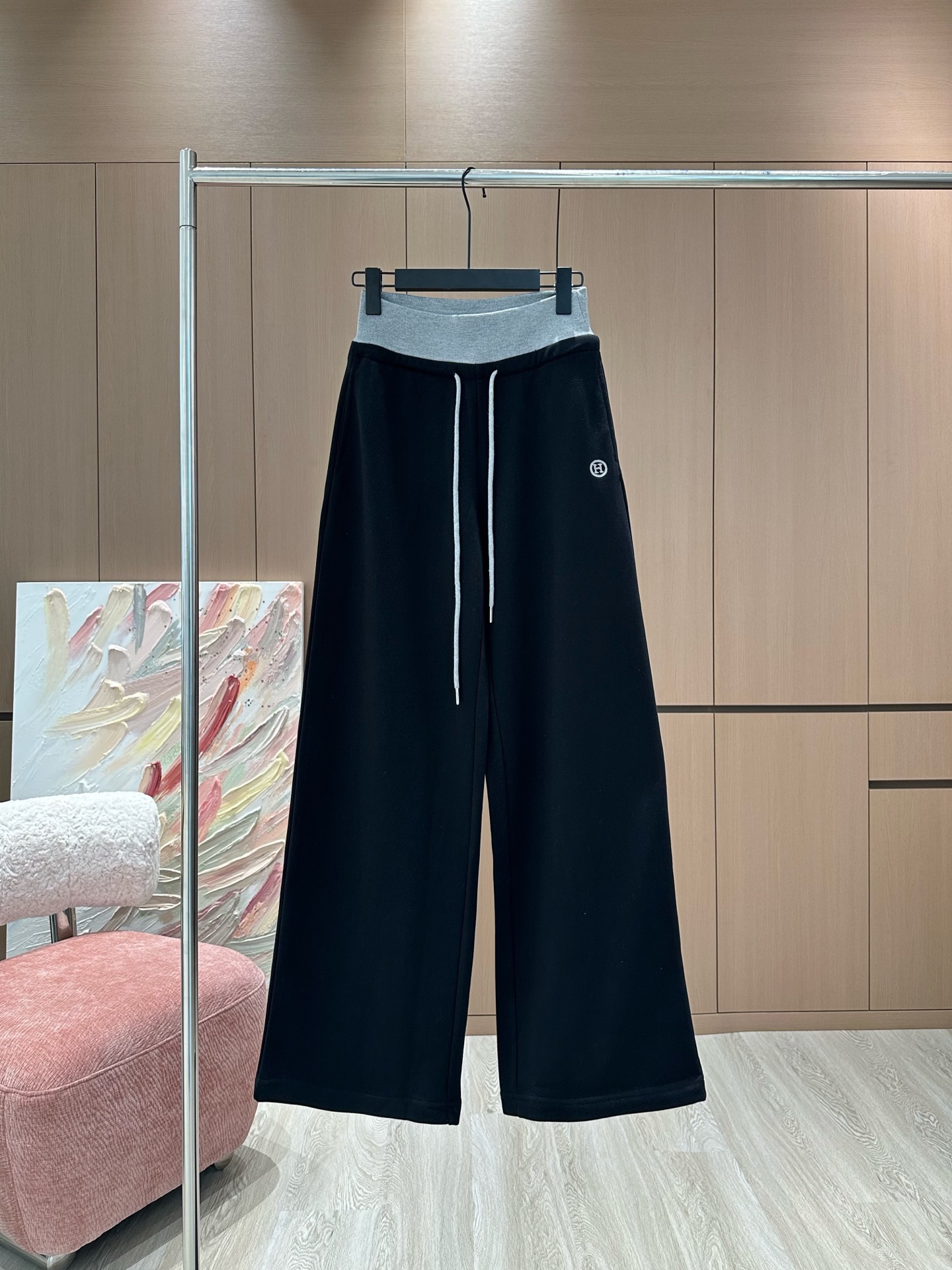 NO:316012,Her*｜25 new sports casual pants Heavy industry drawstring elastic waist craftsmanship high-order fabric with skin-friendly feel and more comfortable, with a huge and beautiful style. Customized high-quality fabric with texture and casual goddess artifact!  The temperament of a young girl with a younger age is elegant and sweet!  The style is versatile and not picky about others. It is beautiful!  Workmanship quality depends on details Black | Gray | Blue SML,,alexander wang19860909Her*｜25新款运动休闲裤 重工抽绳松紧腰工艺高订面料亲肤感更舒适 版型巨好看 订制高品质面料质感休闲女神神器！ 减龄少女风气质优雅不失甜美！ 版型百搭不挑人上身美的不要不要的！ 做工品质看细节 黑色｜灰色｜蓝色 SML,,alexander wang,Women's clothing