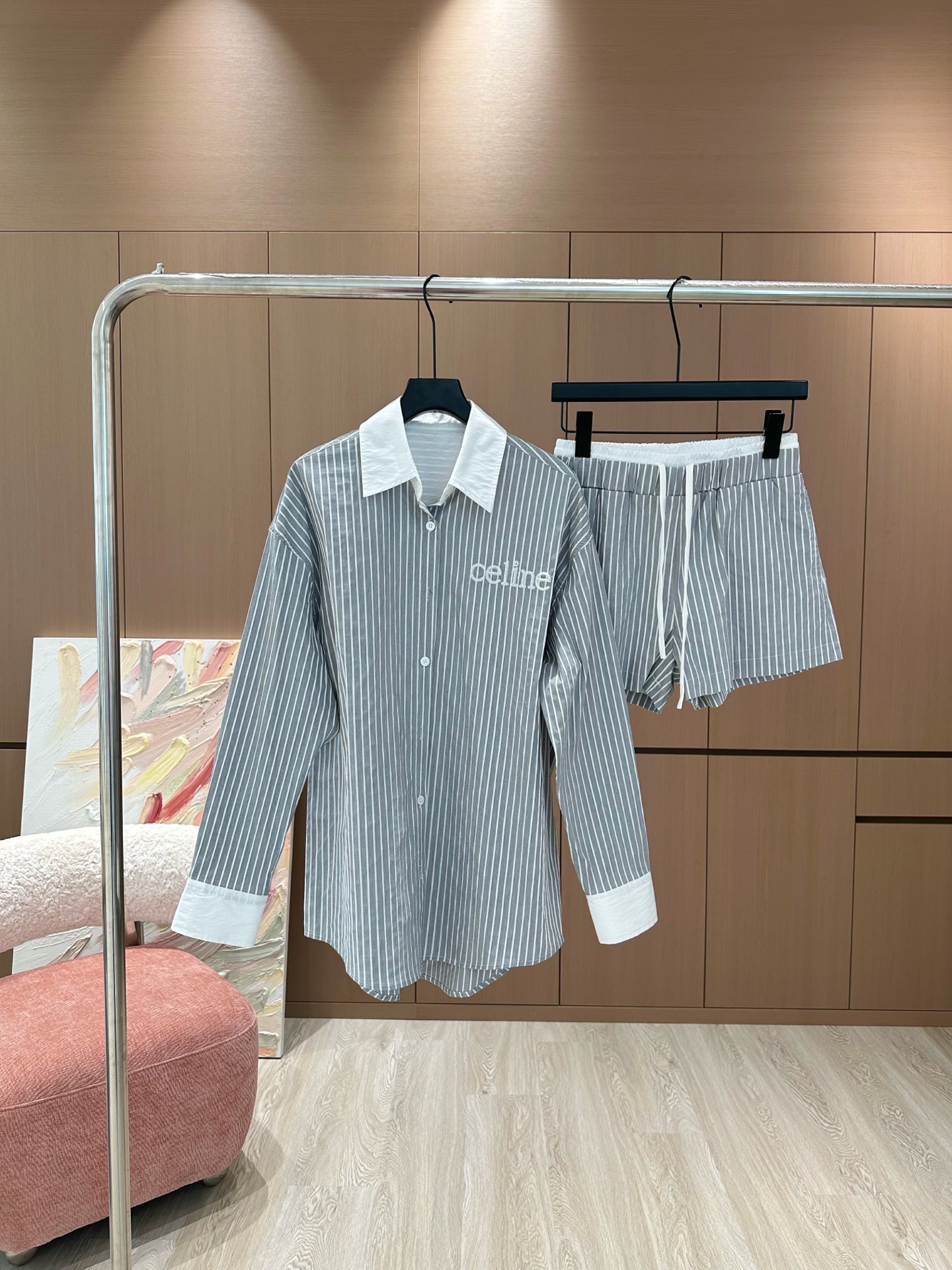 NO:307035,Celin*｜25 new shirt set!  Customized contrasting lapel shirt with elastic drawstring shorts, minimalist French elegant lazy style, casual and fashionable!  The three-dimensional tailoring version can be sweet and salty to reduce the age-reducing girlish style. Various ways to wear it are versatile and slim and tall!  Highly recommend your own version!  Imported high-density Tencel pure cotton fabric has a silky texture!  Workmanship quality depends on details Blue | Black | Pink SM, celine, shorts, shirts, alexander wang19860909Celin*｜25新品衬衫套装！ 定制撞色翻领衬衫 搭配松紧抽绳短裤, 极简主义风法式优雅的慵懒风, 休闲又时髦！ 立体剪裁版版型可甜可盐减龄少女风. 多种穿法百搭上身显瘦又高挑！ 强烈推荐自留款！ 进口高密度天丝纯棉面料丝滑质感超赞！ 做工品质看细节 蓝色｜黑色｜粉色 SM,,celine,shorts,shirts,alexander wang,Women's clothing