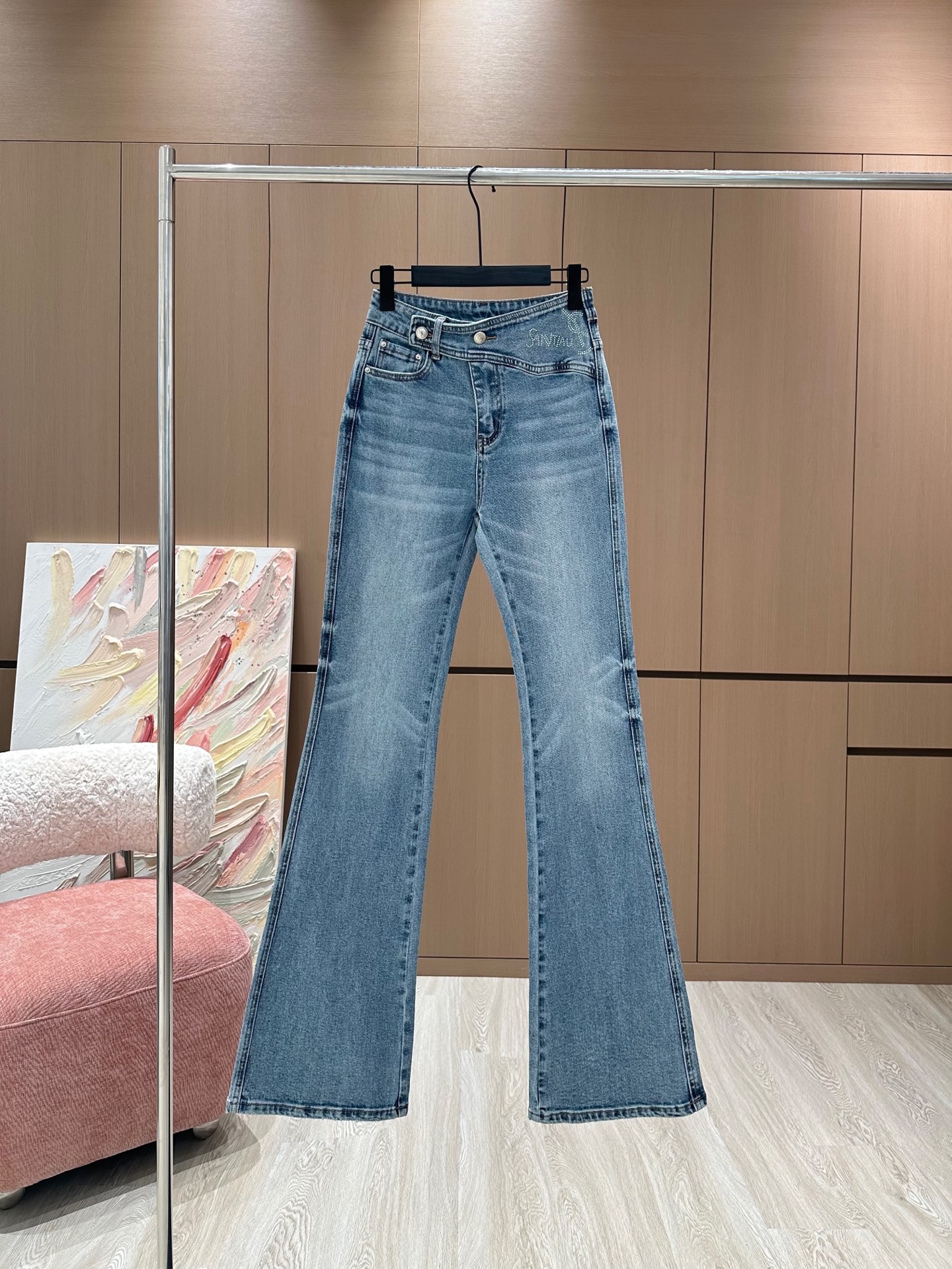 NO:307037,YSL｜The same style of goddess-drilled diamond-flare jeans This jeans are made of high-quality fabrics, fit the skin, and are as comfortable as the second layer of skin. The crisp style and personalized design are combined with exclusive small decorations, making you the most unique existence. Whether it is a trendy frontline or daily leisure, it can make your matching full of innovation. Create your exclusive style and show your personality. Blue SML, saint laurent, jeans, alexander wang19860909YSL｜女神同款烫钻微喇牛仔裤 这款牛仔裤选用优质面料,贴合肌肤,如同第二层皮肤般舒适.挺括的版型与个性的设计相结合,专属小装饰,让你成为最独特的存在. 无论是潮流前线还是日常休闲,它都能让您的搭配充满新意.打造你的专属风格,尽情展现个性. 蓝色 SML,,saint laurent,jeans,alexander wang,Women's clothing