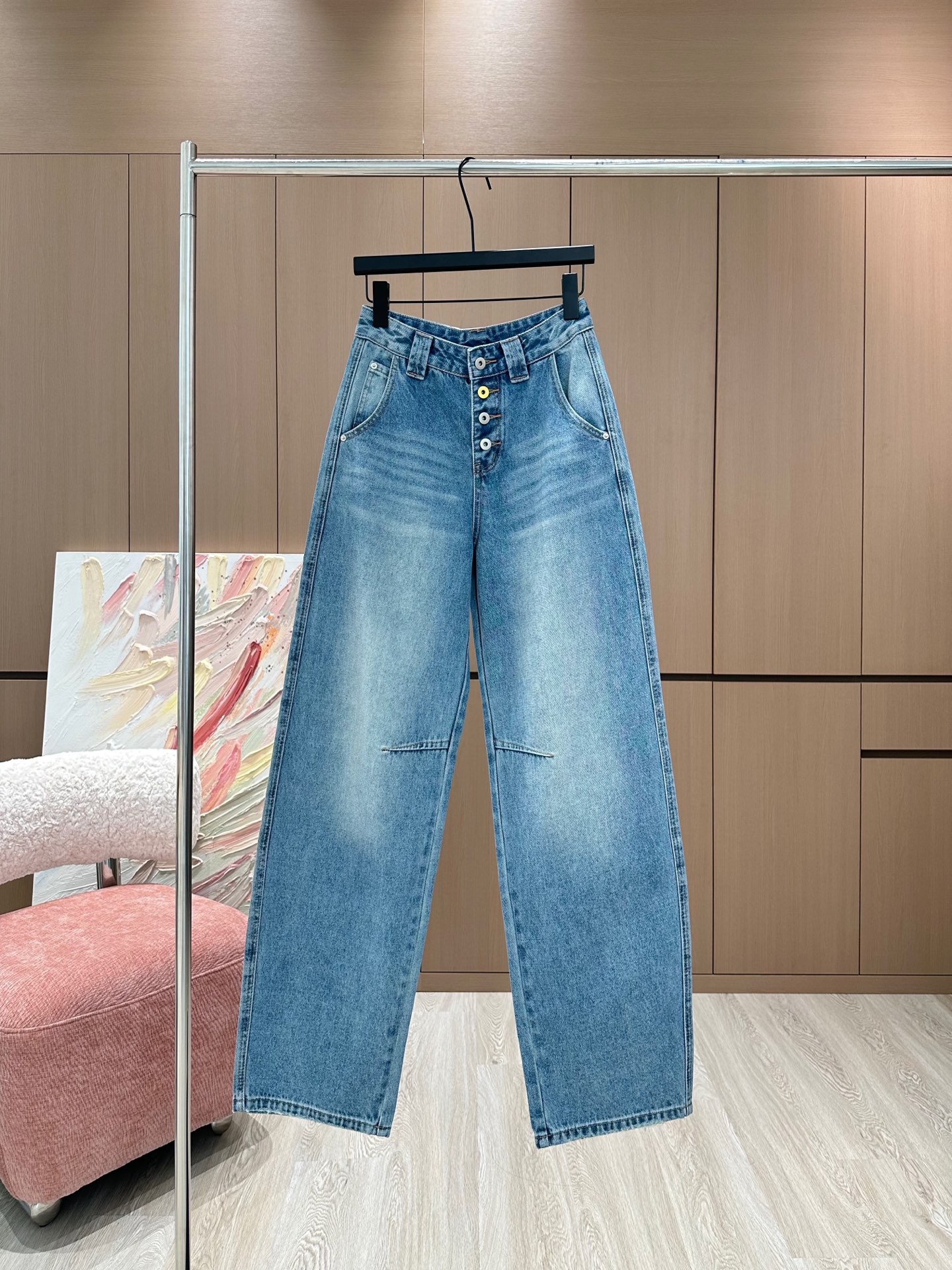 NO:309108,Vivi Queen Mother｜Bretted Decorative Embroidered Jeans Use high-end custom fabrics, denim is very comfortable to wear, regular design, good inclusiveness, contrasting metal decoration, adds visual charm, and the pattern of the pants will be very delicate, which is a very good fabric. Denim has good moisture absorption and breathability, the cloth is soft and the feel is very smooth, making it a favorite choice for everyone. Blue SML, jeans, alexander wang19860909Vivi西太后｜排扣装饰刺绣牛仔裤 采用高端定制面料,牛仔穿起来非常舒适,常规设计,包容性好,撞色金属装饰 增添视觉魅力,而且裤子的纹路会非常细腻,是非常好的面料 牛仔具有良好的吸湿性和透气性,布面光泽柔和,手感也非常细滑,成为众人最爱的选择 蓝色SML,,jeans,alexander wang,Women's clothing