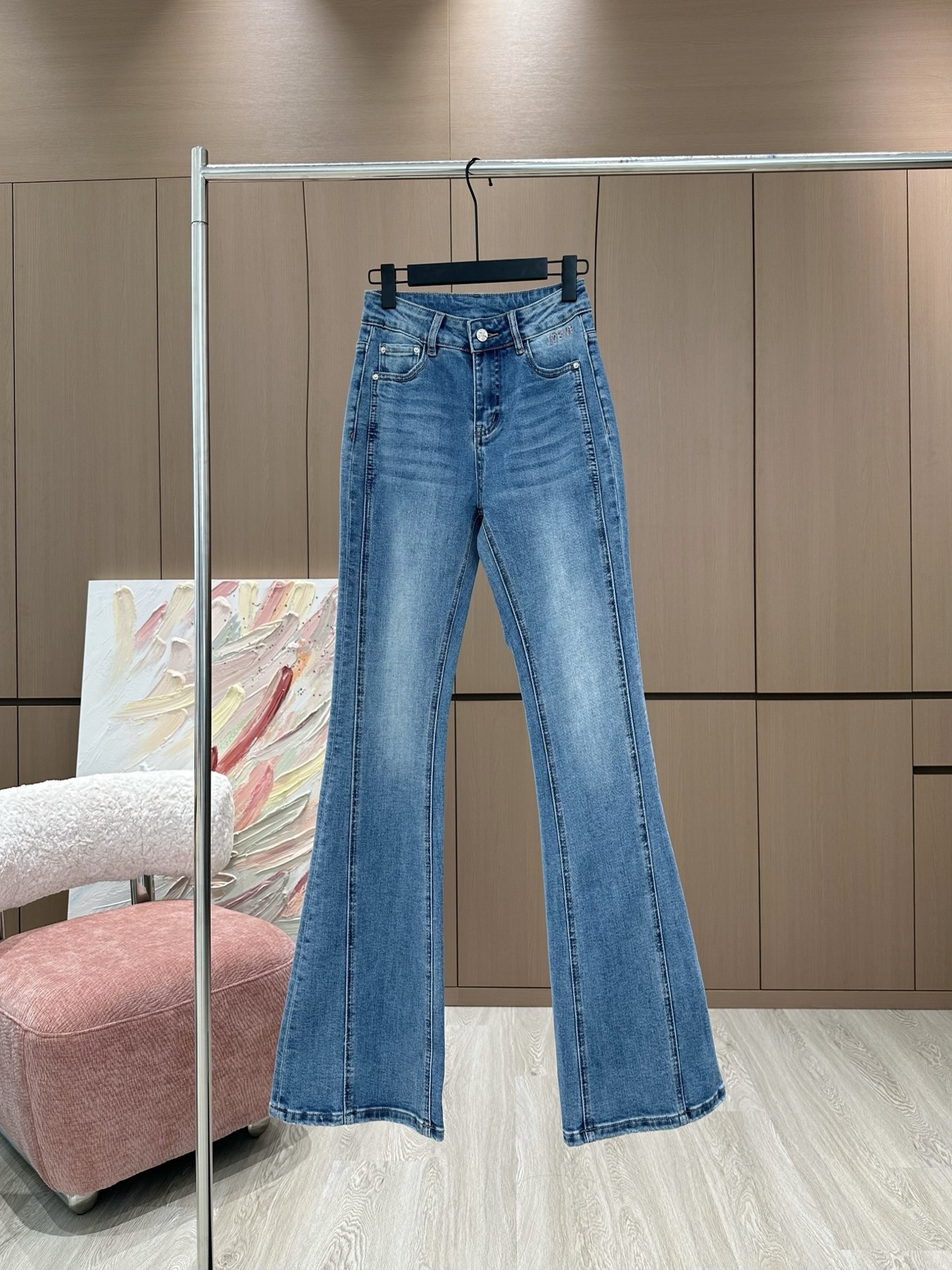 NO:309114,Designer *25 new styles of jeans. The subtle collision of personality and fashion. Want to add some materials to your daily outfit?  This slightly spicy jeans is the unique seasoning you are looking for. It is based on classic denim blue, which is like carrying the depth of time, but also scheming in the details. The slightly raised waistline cleverly outlines the waistline, which not only embellishes the body shape, but also adds a bit of retro charm, like a fashionable essence that comes out of the old days. The slightly flared design of the trouser legs is the key note of this fashionable variation. It naturally spreads from the knees, like a lively skirt, with a swaying rhythm when walking, and the breeze blows, making it look more chic and casual. The fabric is selected for high-quality denim, soft and tough, and is extremely comfortable to wear, as if the second layer of skin, fits every move of your movement. The slight elasticity allows you to stretch freely in a busy life without any sense of restraint. Blue SML, skirts, jeans, alexander  wang19860909设计师*25新款牛仔裤 个性与时尚的微妙碰撞想为日常穿搭加点料？这款微辣牛仔裤,就是你寻觅的独特调味剂. 它以经典牛仔蓝为底色,像是承载着岁月的深邃,却又在细节处暗藏心机.微微上提的裤腰,巧妙勾勒腰线,不仅修饰身形,更添几分复古韵味,如同从旧时光走出的时髦精. 裤腿的微喇设计,是这场时尚变奏的关键音符.从膝盖处开始自然展开,犹如灵动的裙摆,行走间自带摇曳生姿的韵律,微风拂过,更显潇洒随性. 而面料,精选优质牛仔布,柔软且富有韧性,贴身穿着舒适无比,仿佛第二层肌肤,贴合你的每一个动作.微微的弹性,让你在忙碌生活中自由舒展,毫无束缚感 蓝色SML,,skirts,jeans,alexander wang,Women's clothing