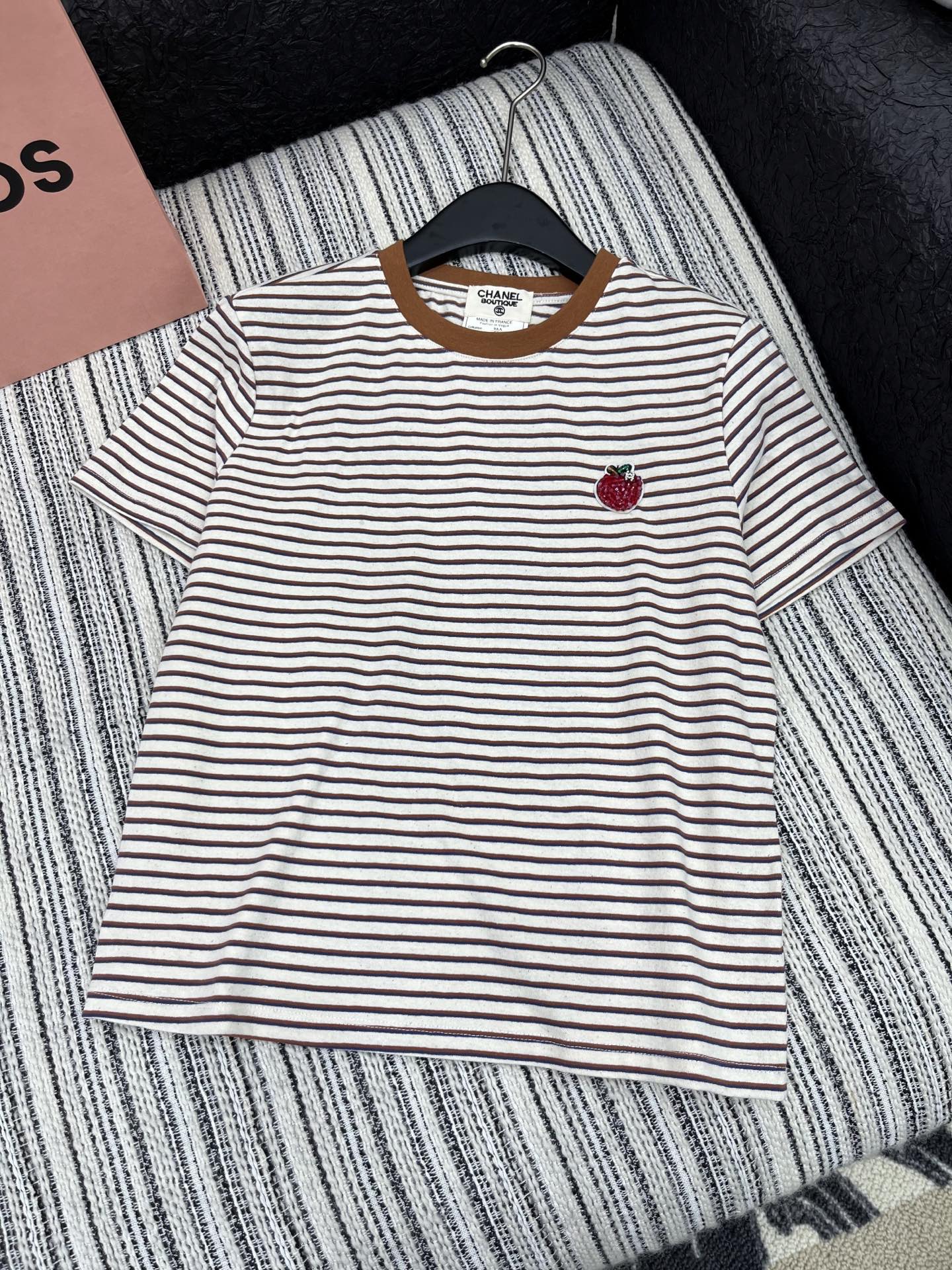 🛒𝐍𝐄𝐖 · 𝟐𝟎𝟐5/爆款现货

原单品质  Chan*｜25中古系列手工订珠短袖条纹T恤
精致版型上