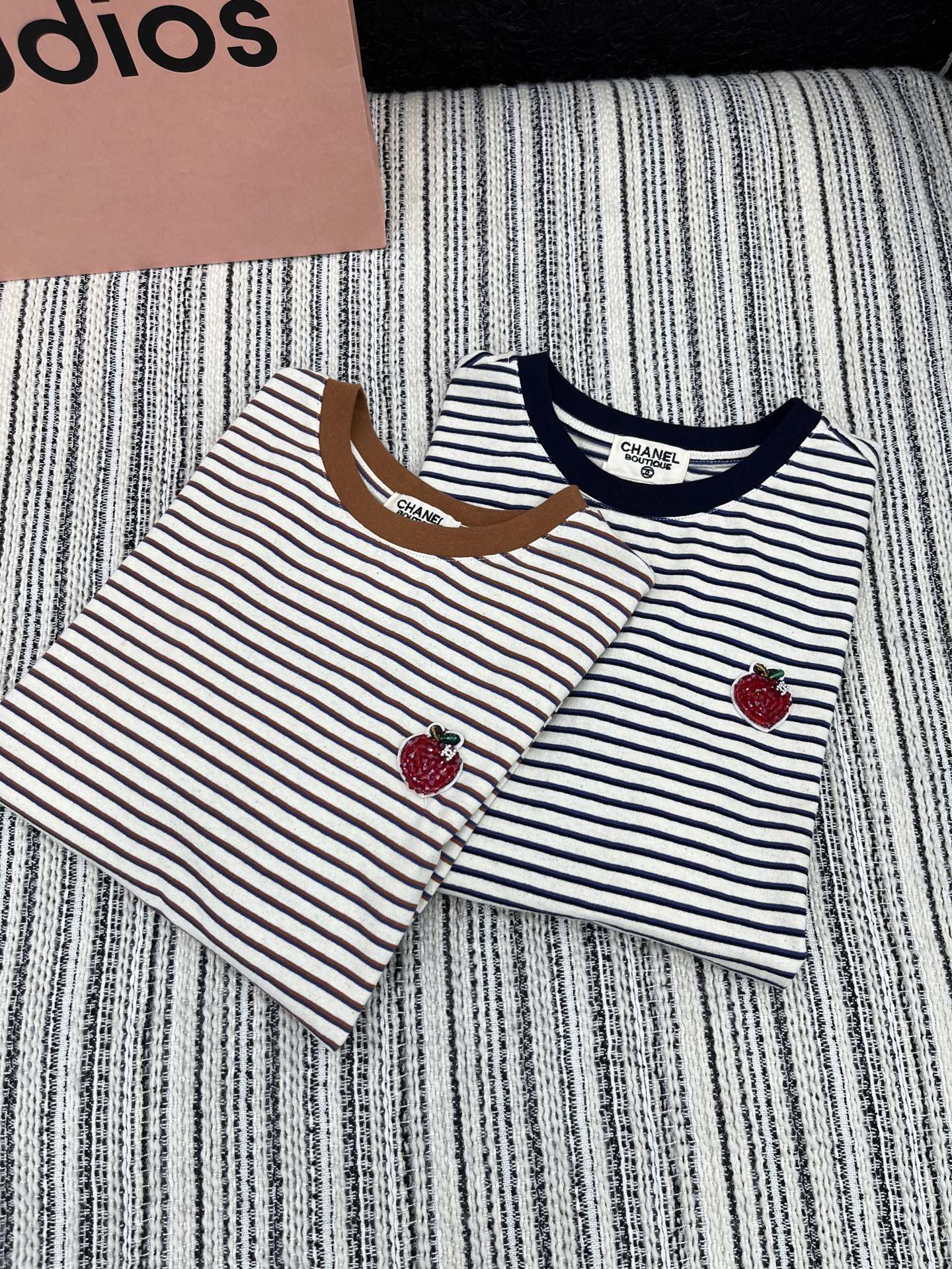 🛒𝐍𝐄𝐖 · 𝟐𝟎𝟐5/爆款现货

原单品质  Chan*｜25中古系列手工订珠短袖条纹T恤
精致版型上