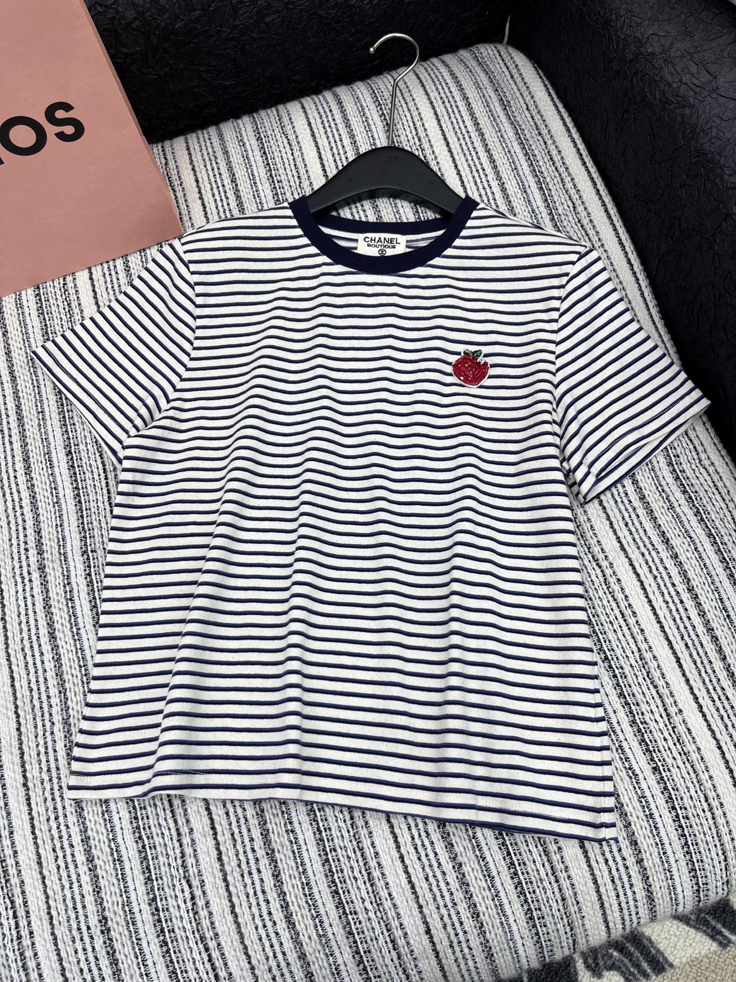 🛒𝐍𝐄𝐖 · 𝟐𝟎𝟐5/爆款现货

原单品质  Chan*｜25中古系列手工订珠短袖条纹T恤
精致版型上