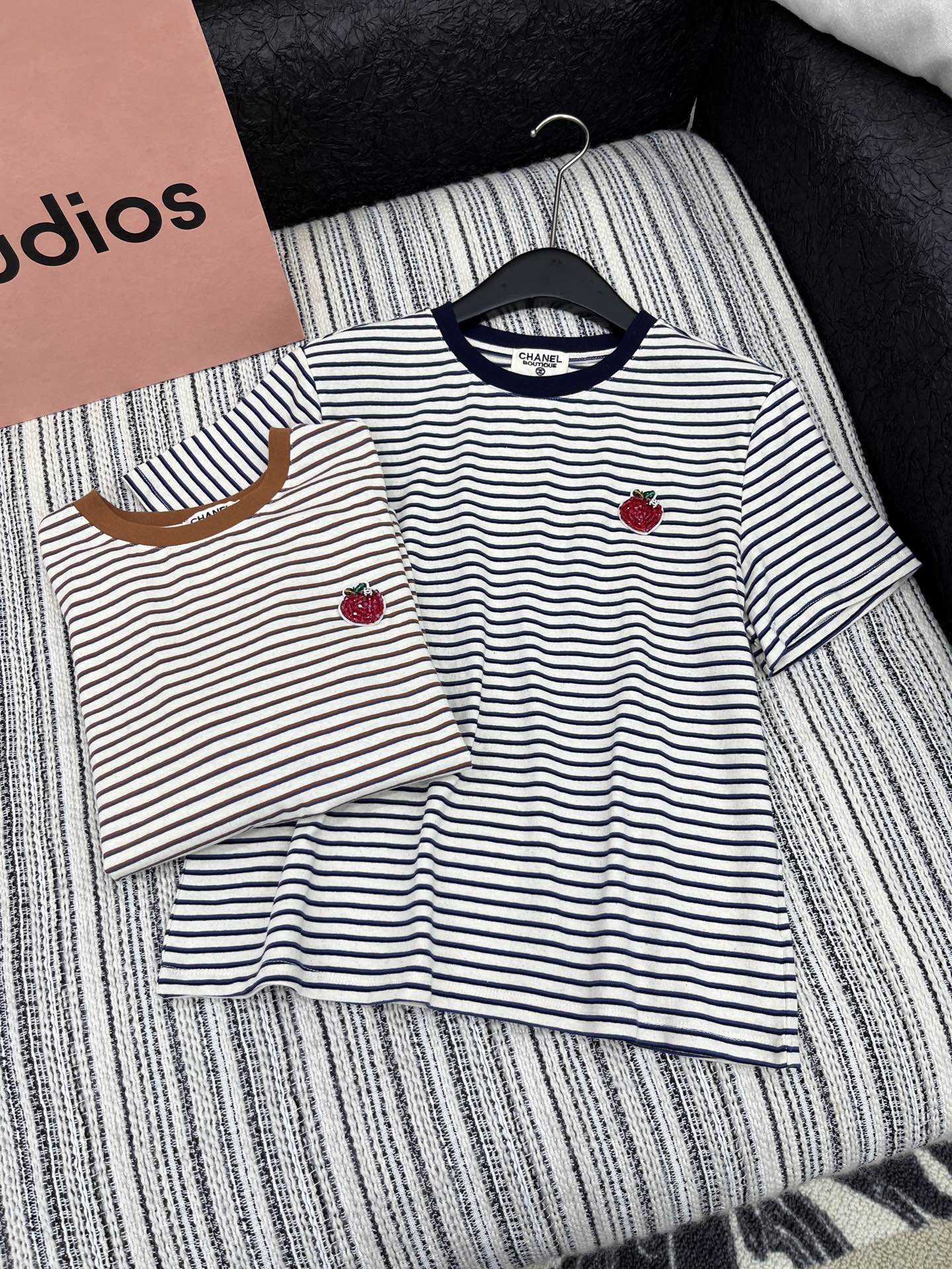 🛒𝐍𝐄𝐖 · 𝟐𝟎𝟐5/爆款现货

原单品质  Chan*｜25中古系列手工订珠短袖条纹T恤
精致版型上