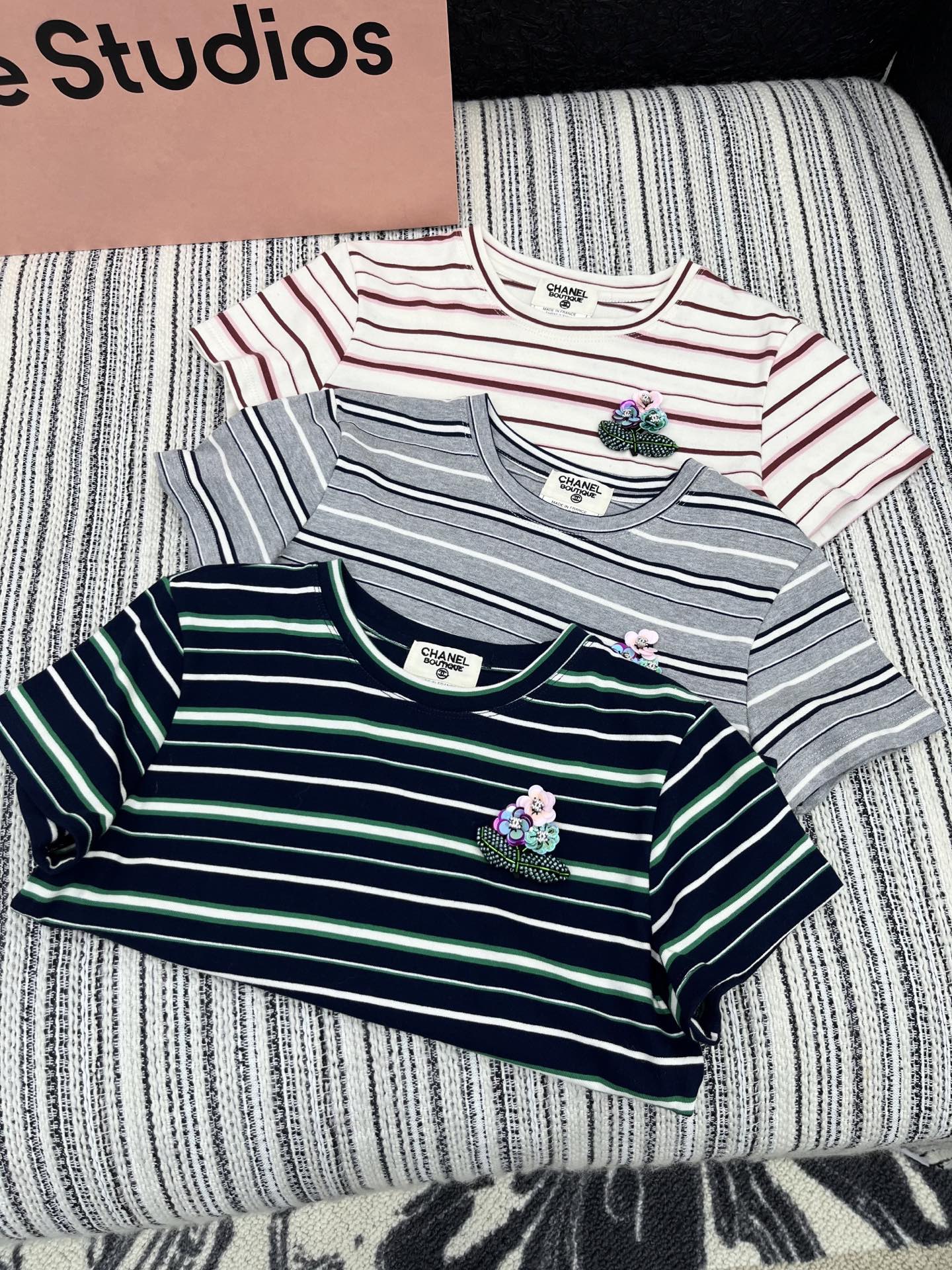 🛒𝐍𝐄𝐖 · 𝟐𝟎𝟐5/爆款现货

原单品质  Chan*｜25中古系列手工订珠短袖条纹T恤
精致版型上