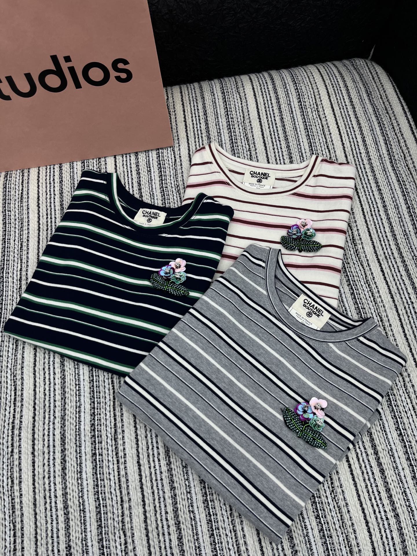 🛒𝐍𝐄𝐖 · 𝟐𝟎𝟐5/爆款现货

原单品质  Chan*｜25中古系列手工订珠短袖条纹T恤
精致版型上
