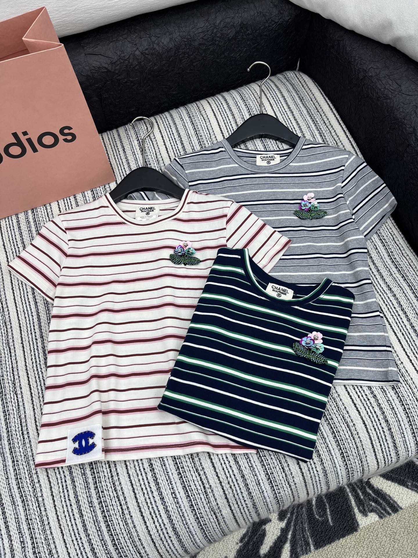 🛒𝐍𝐄𝐖 · 𝟐𝟎𝟐5/爆款现货

原单品质  Chan*｜25中古系列手工订珠短袖条纹T恤
精致版型上