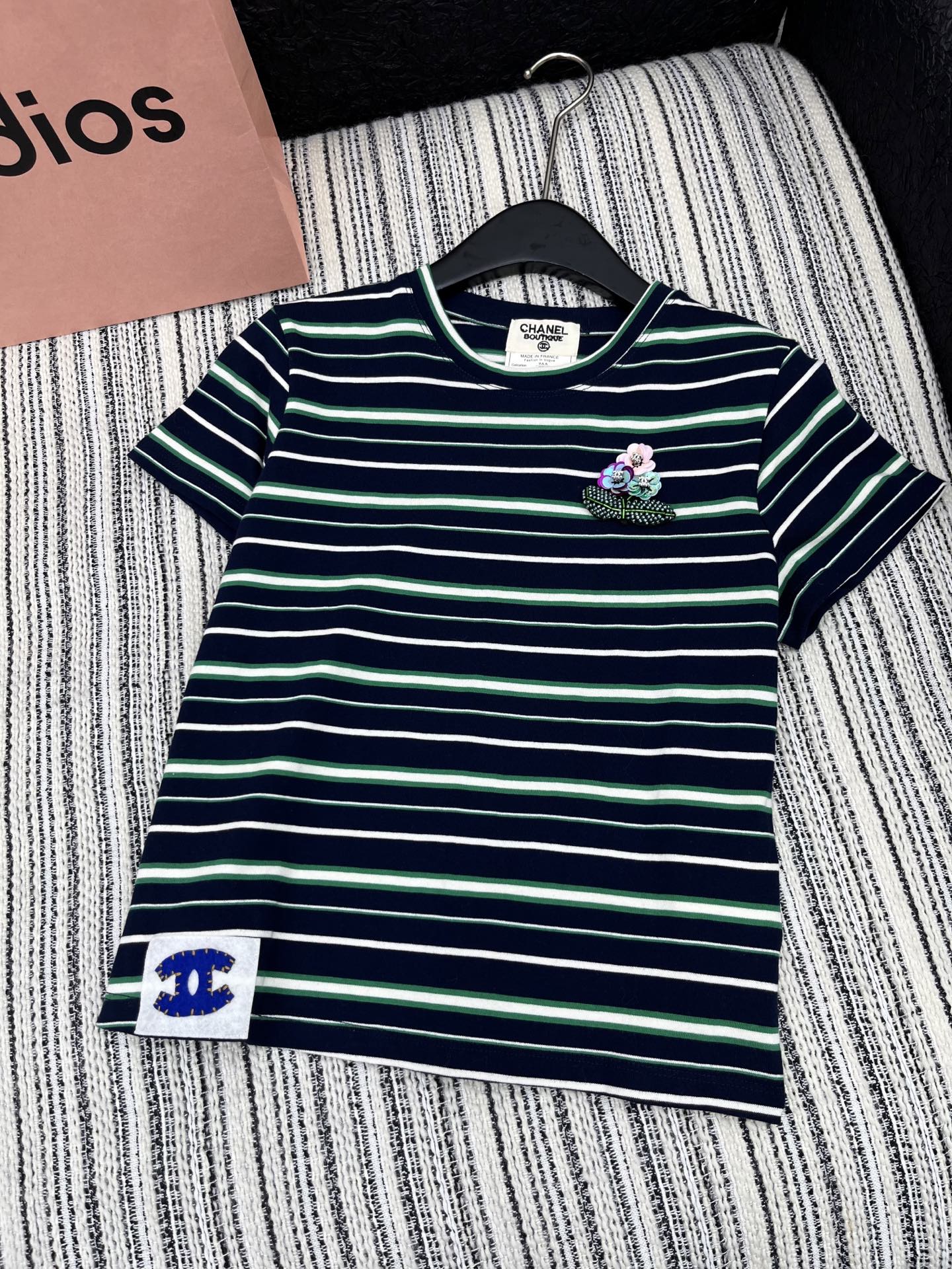 🛒𝐍𝐄𝐖 · 𝟐𝟎𝟐5/爆款现货

原单品质  Chan*｜25中古系列手工订珠短袖条纹T恤
精致版型上
