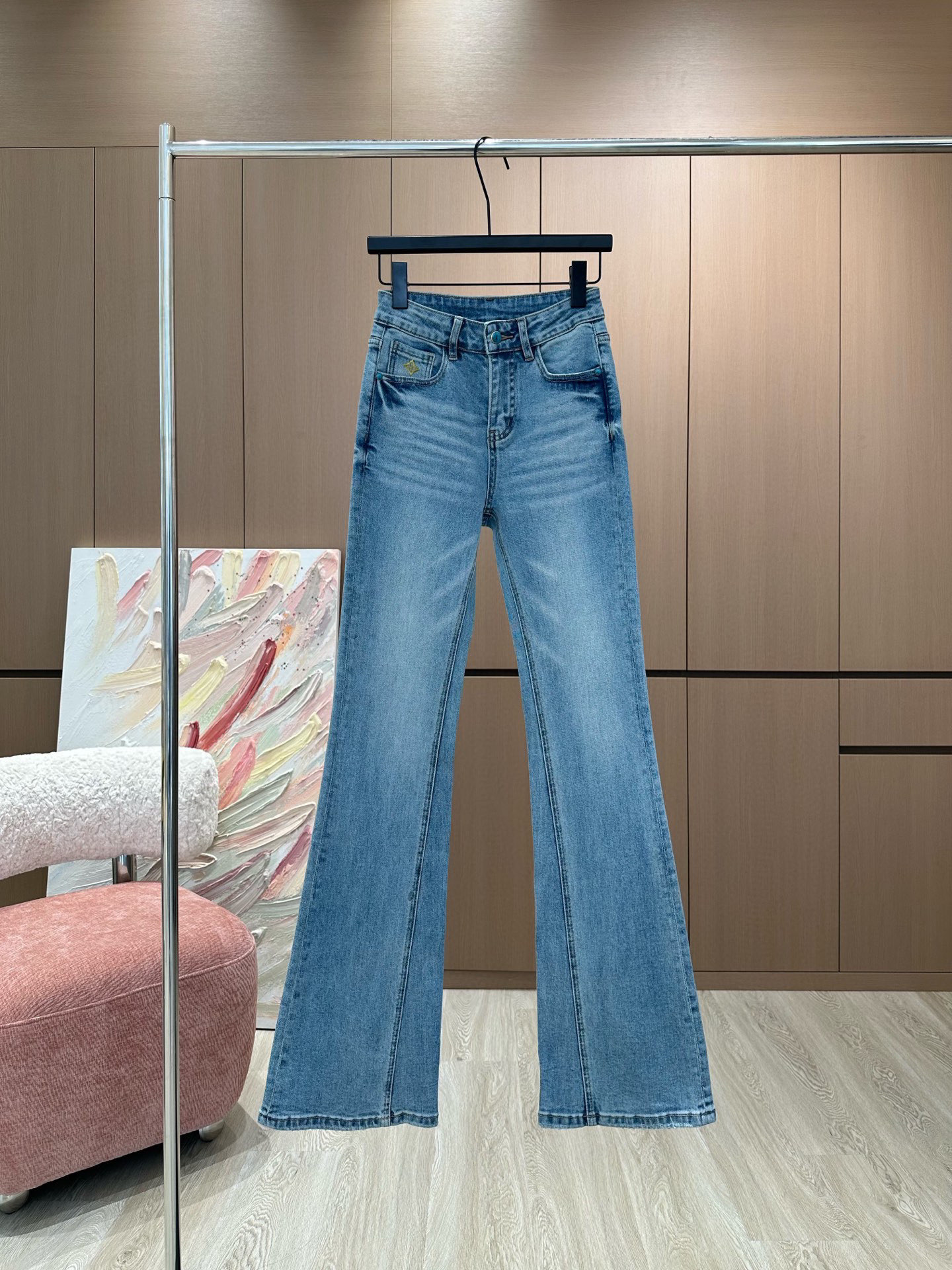 NO:322186,LV｜The same embroidered jeans of goddesses, this jeans are made of high-quality fabrics that fit the skin and are as comfortable as the second layer of skin. The crisp style and personalized design are combined with exclusive small decorations, making you the most unique existence. Whether it is a trendy frontline or daily leisure, it can make your matching full of innovation. Create your exclusive style and show your personality. Blue SML A,,louis vuitton,jeans,alexander wang19860909LV｜女神同款刺绣微喇牛仔裤 这款牛仔裤选用优质面料,贴合肌肤,如同第二层皮肤般舒适.挺括的版型与个性的设计相结合,专属小装饰,让你成为最独特的存在. 无论是潮流前线还是日常休闲,它都能让您的搭配充满新意.打造你的专属风格,尽情展现个性. 蓝色 SML A,,louis vuitton,jeans,alexander wang,Women's clothing