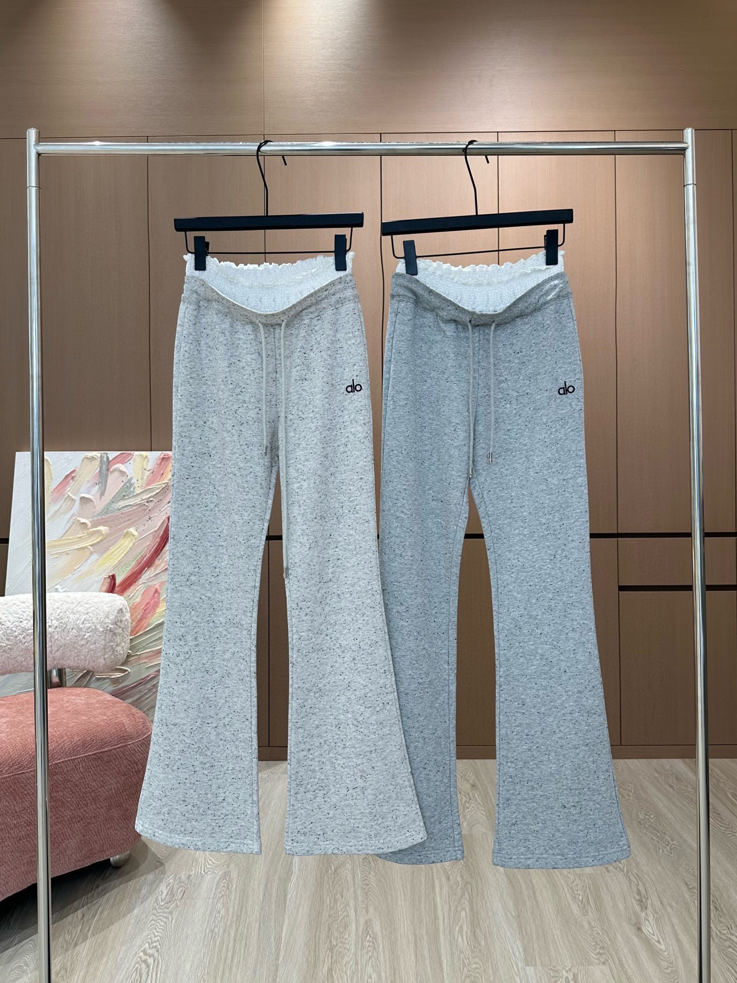 NO:322182,alo｜25 new elastic slightly flare casual pants I love crying these magic pants that make you look slim and long!  High-waisted slim fit, perfectly showing off your figure, slightly flared trouser legs design, a must-have item for fashionable essence!  Not only is it sporty and wearable, it is also very suitable for daily City walk, casual and relaxed, warm and fashionable, with a soft luster on the cloth, making it a favorite choice for everyone. Dark gray | Light gray SML AA,,alexander wang19860909alo｜25新款弹力微喇休闲裤 爱哭了这条显瘦显腿长的神裤！高腰修身版型,完美展示身材,裤腿微喇设计 时髦精必入单品！不仅运动可穿,还很适合日常City walk,随意轻松又fit,保暖时尚,布面光泽柔和,成为众人最爱的选择 深灰｜浅灰 SML AA,,alexander wang,Women's clothing