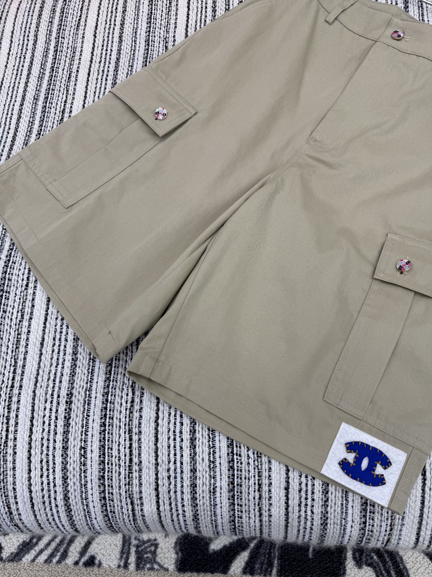🛒𝐍𝐄𝐖 · 𝟐𝟎𝟐5/爆款现货

原单品质  Chane*｜25新款中古系列五分休闲裤
爆单系列款  